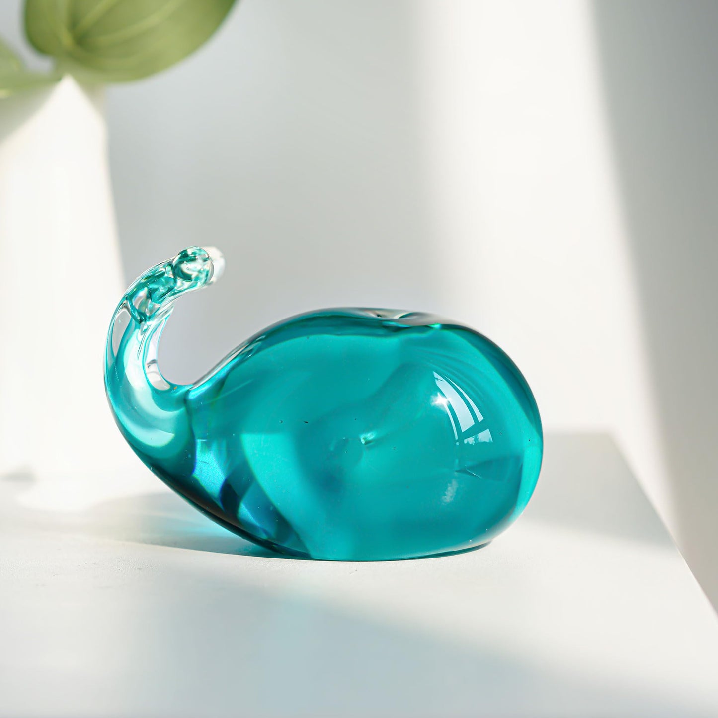 HDCRYSTALGIFTS Blown Glass Whale Figurine Collectibles 3.5'' Handmade Glass Sea Animal Paperweight Aquarium Decor Gift for Mom Women Ocean Lovers