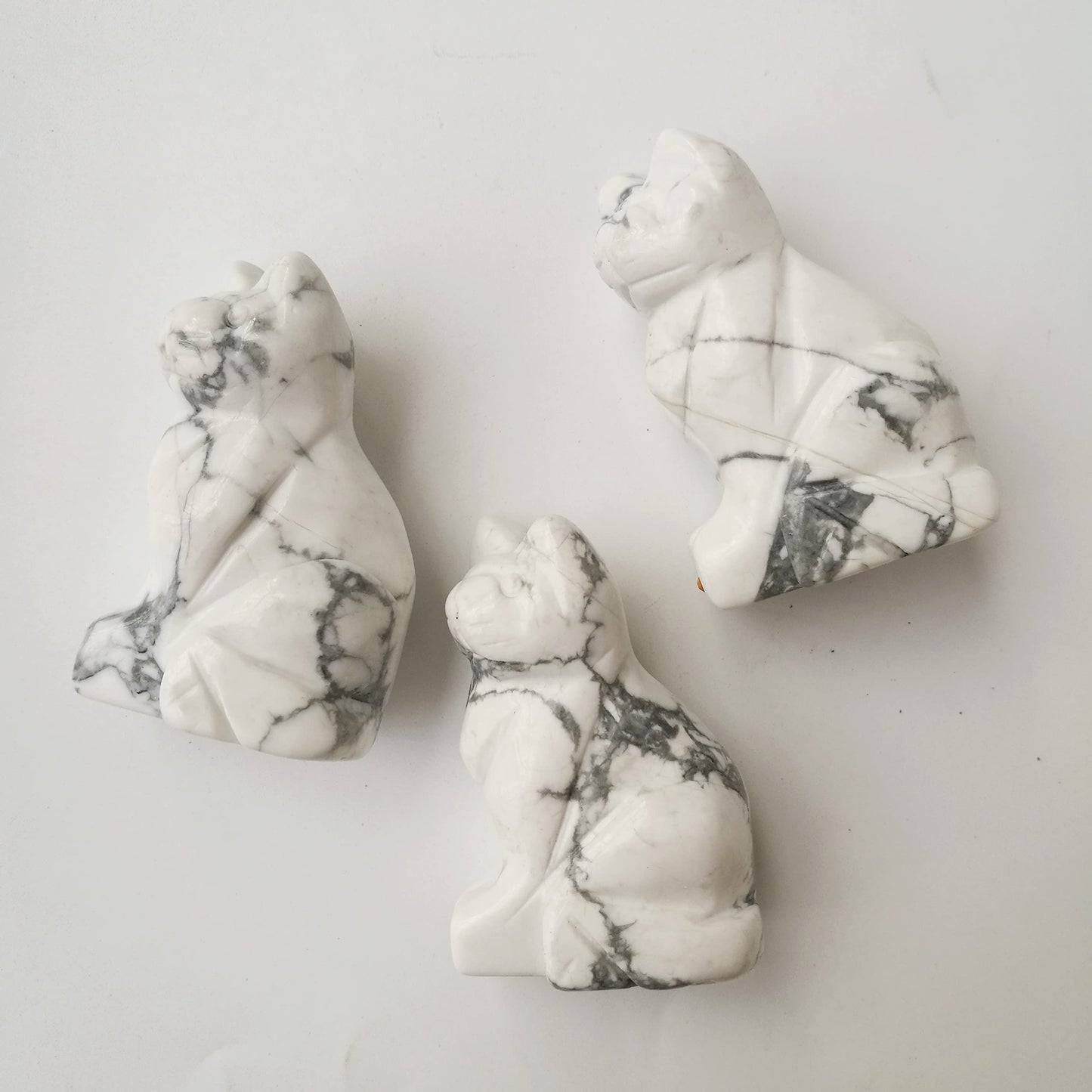 Gemgogo Natural White Howlite Turquoise Crystals and Healing Stones, Pocket Carved Lucky Cat Figurines Collectibles 2 Inches Room Decor
