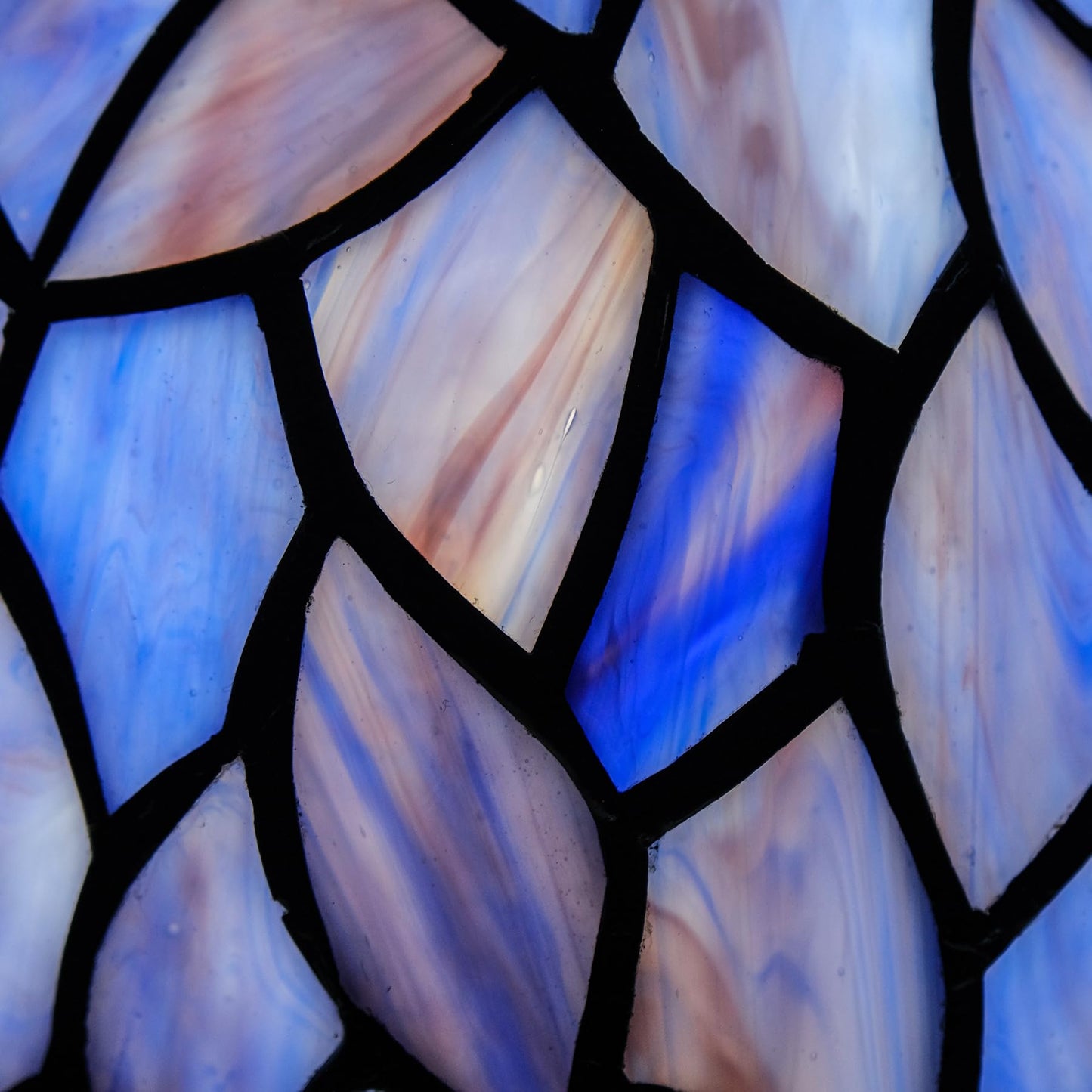 GILGGAK Small Tiffany Stained Glass Table Lamp Wisteria Style Hand-Made Lampshade Nightstand Light for Bedroom Dorm Living Hallway Coffee Table Office Housewarming Gift 8X8X15 (Blue Purple Wisteria)