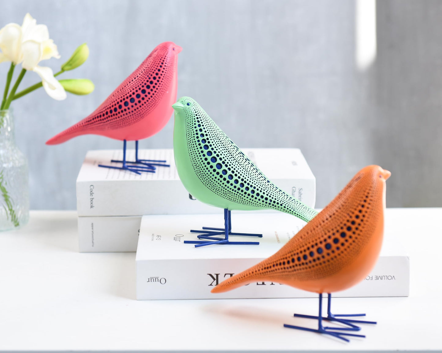 Quoowiit Bird Figurine, Modern Sculpture and Statues for Home Decor, Animal Statues for Bookshelf, Table, Entryway, Fireplace, Resin Decorative Sculpture with Chic Polka Dots Art Design (Green)
