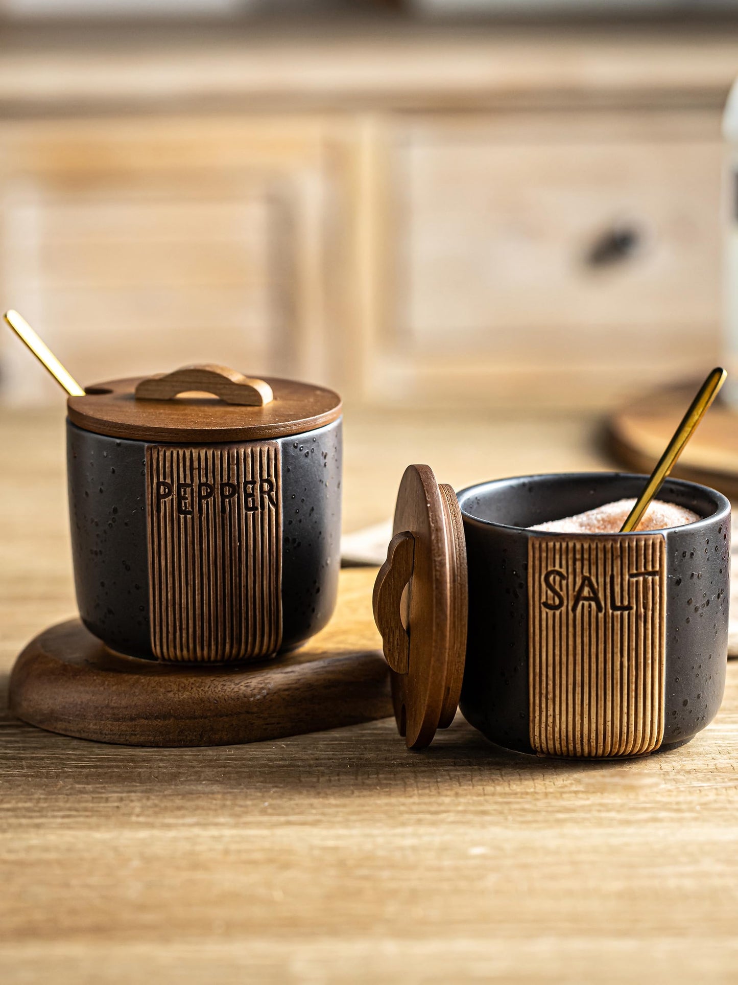 YHOJOY Salt and Pepper Bowl, Ceramic Salt Containers for Countertop, Salt and Pepper Cellar with Lid and Spoons, Black