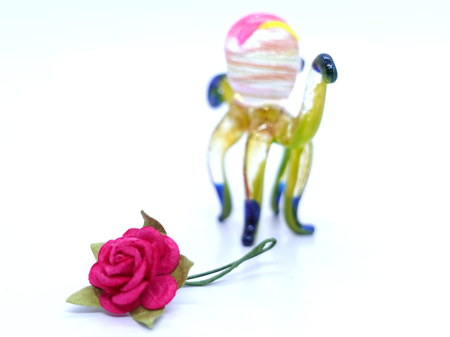 Sansukjai Squid Holding Flower Miniature Hand Blown Glass Art Painted Figurines Animals Collectible Gift Home Décor