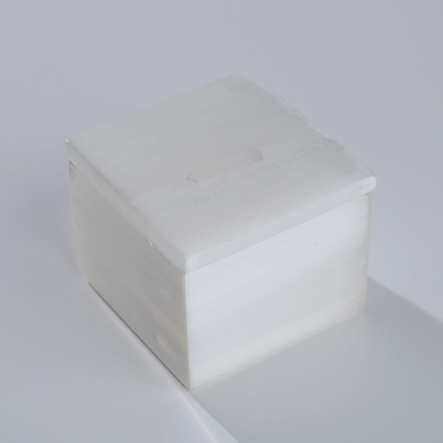 Real Natural Selenite Crystal Box Artisan-Crafted 4-Inch Stone Holder Geode Bowl with Lid Elegant Showpiece for Energy Cleansing, Display & Storage of Healing Stones, Jewelry & Meditation Tools