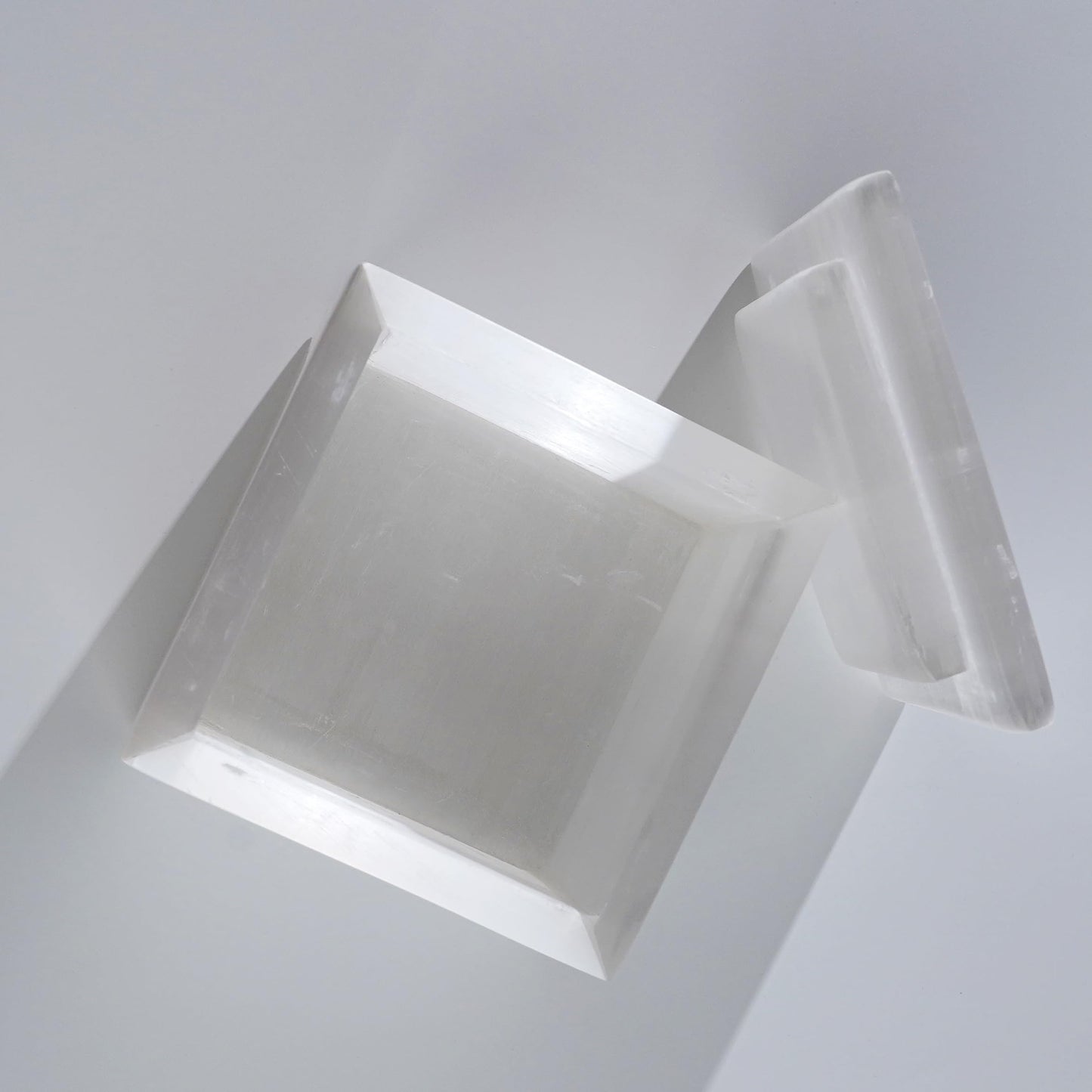 Real Natural Selenite Crystal Box Artisan-Crafted 4-Inch Stone Holder Geode Bowl with Lid Elegant Showpiece for Energy Cleansing, Display & Storage of Healing Stones, Jewelry & Meditation Tools