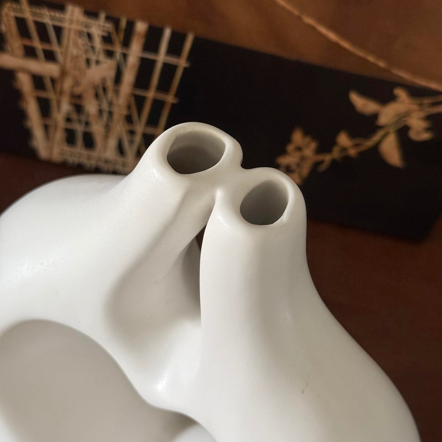 Modern Heart Shaped Ceramic Vase for Flowers, White Decorative Couple Love Statue Design, Hugging Sculpture Coffee Table Home Decor (White)
