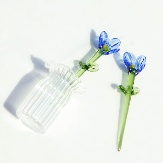 Tiny Vase with Mini Glass Flowers Handcrafted Crystal Artificial Flower Decor, Vintage Statue for Weddings, Elegant Home & Office Ornament Figures Collection (Blue)