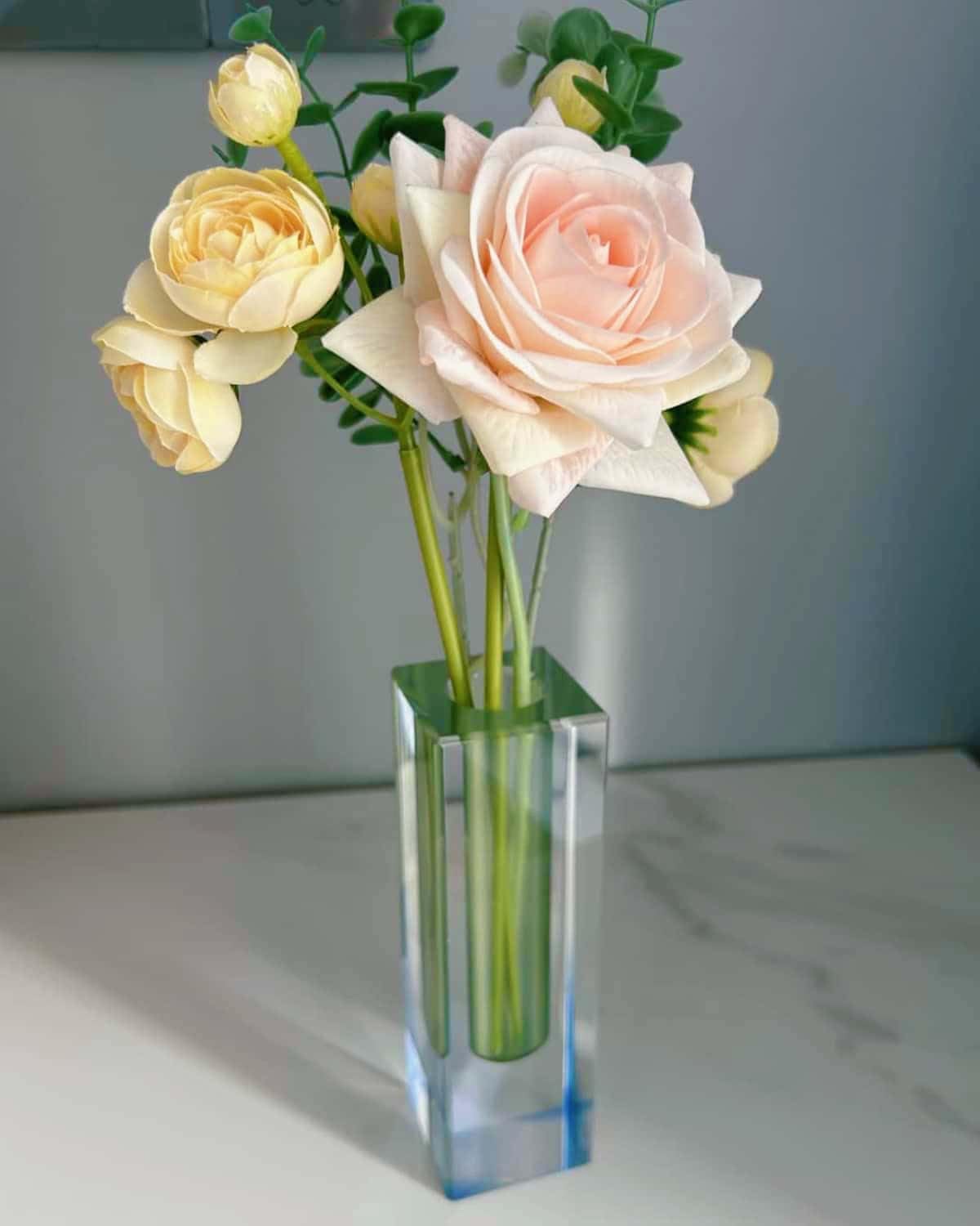 HLYU Acrylic Vase, Bud Vase for Centerpieces, Maximalist Decor Cute Flowers Vases for Modern Home, Office, Bedroom, Living Room, Dining Table (Green, Blue)