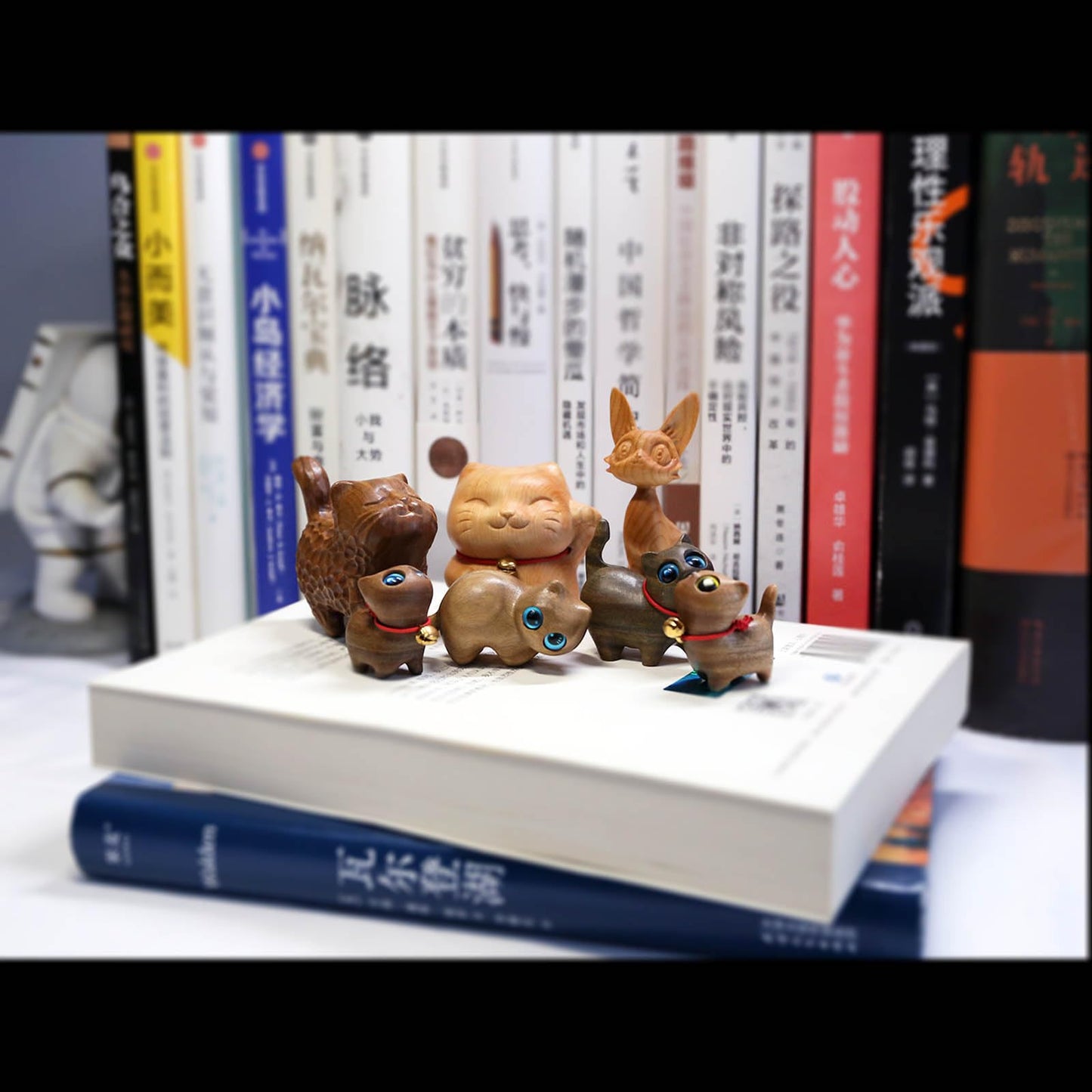 JouiiSiYa Hand Carved Green Sandalwood Cat Figurine - Proud Standing Pose Wooden Figurine, Cute Cat Desk Decor with Gift Box, 6.2x5x3cm