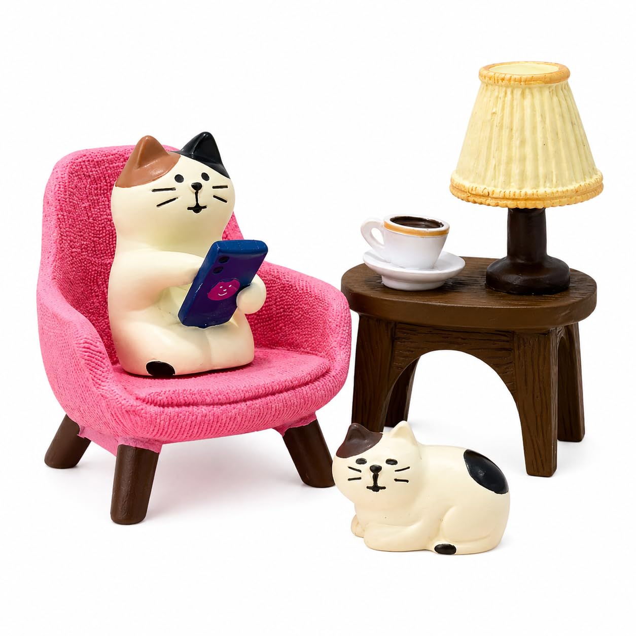 Edyocey Miniature Cat Figurines Set, 4-Piece Resin Cat with Sofa and Lamp, Desk Decor for Office and Home, Gift for Cat Lovers
