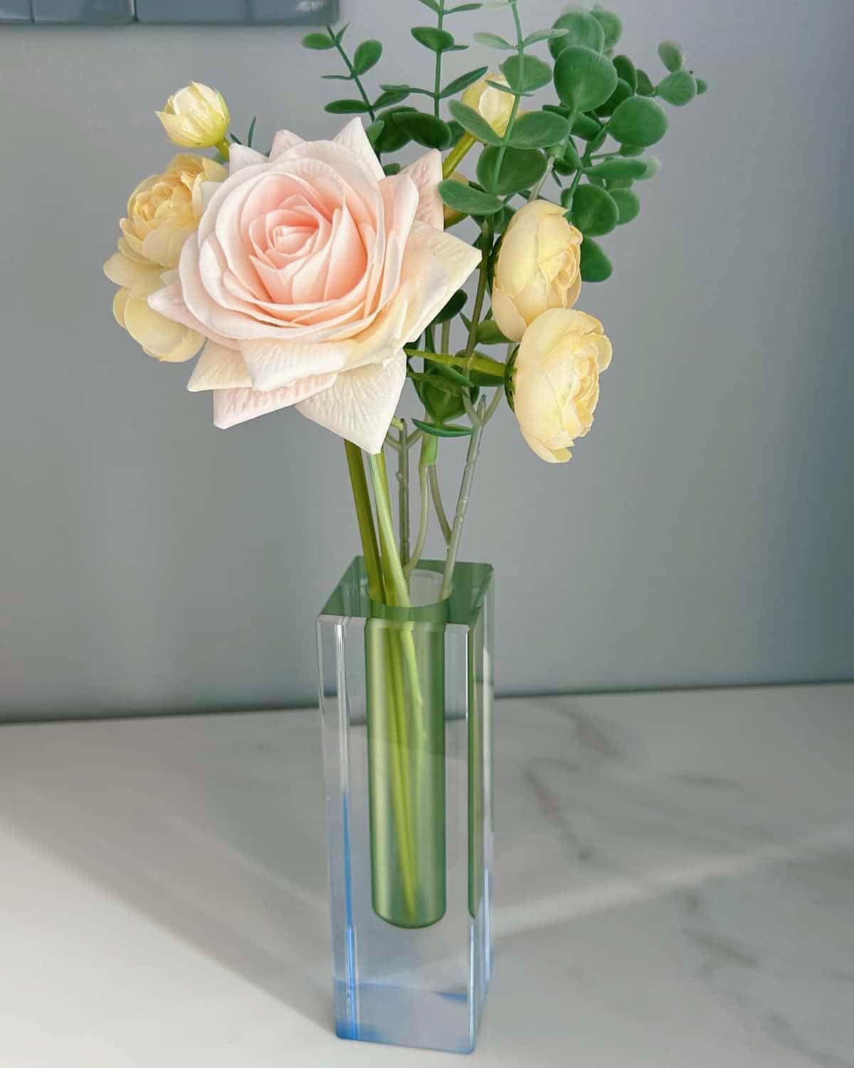 HLYU Acrylic Vase, Bud Vase for Centerpieces, Maximalist Decor Cute Flowers Vases for Modern Home, Office, Bedroom, Living Room, Dining Table (Green, Blue)
