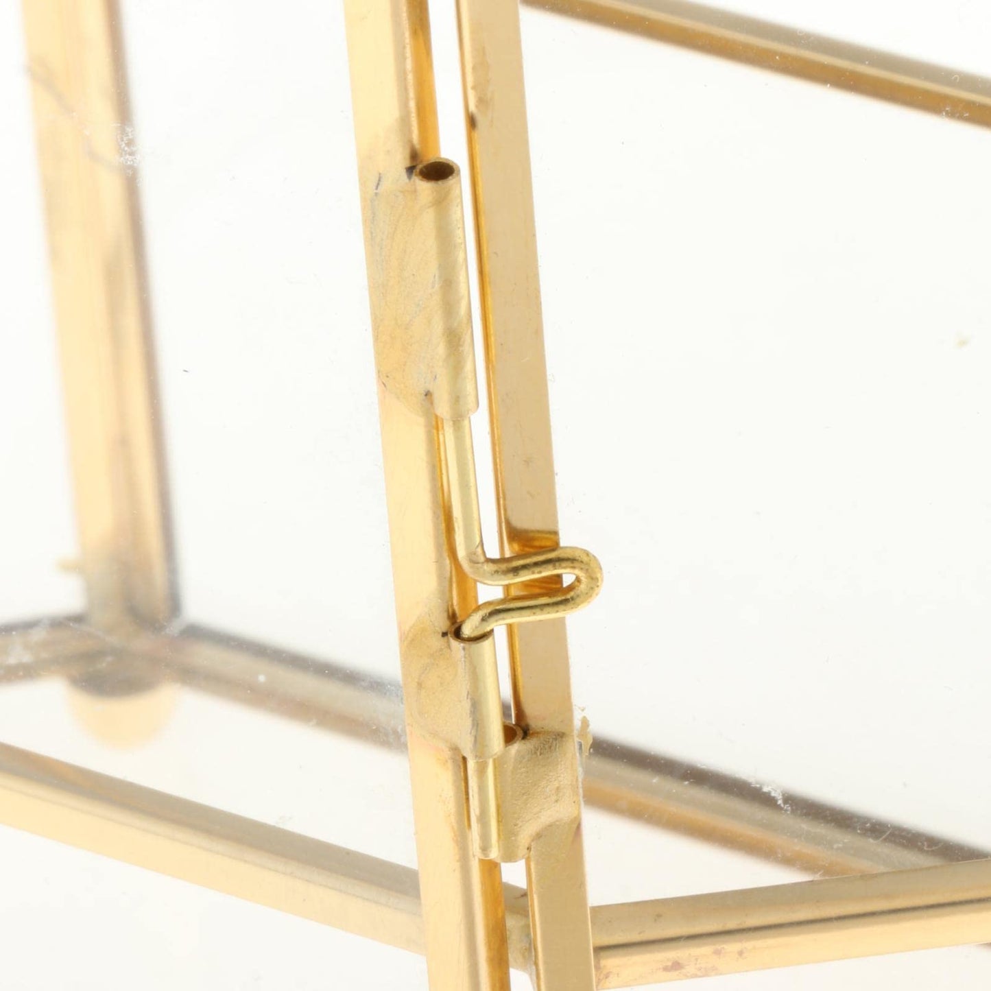 Three polygonal glass tiers keep rings, earrings, and necklaces separated without tangling. Holds 15–20 daily-wear pieces and shows everything at a glance