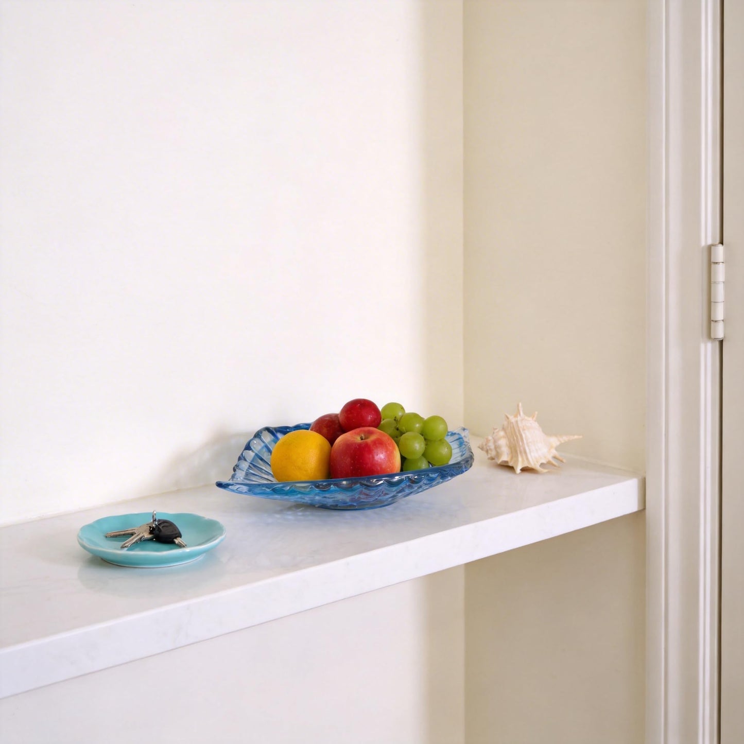 DOVDOV Hand blown decorative glass bowls, Blue large glass fruit bowls, and serving platters perfect for display on coffee tables, dining tables, kitchen countertops, TV stands, and entryway shelves.