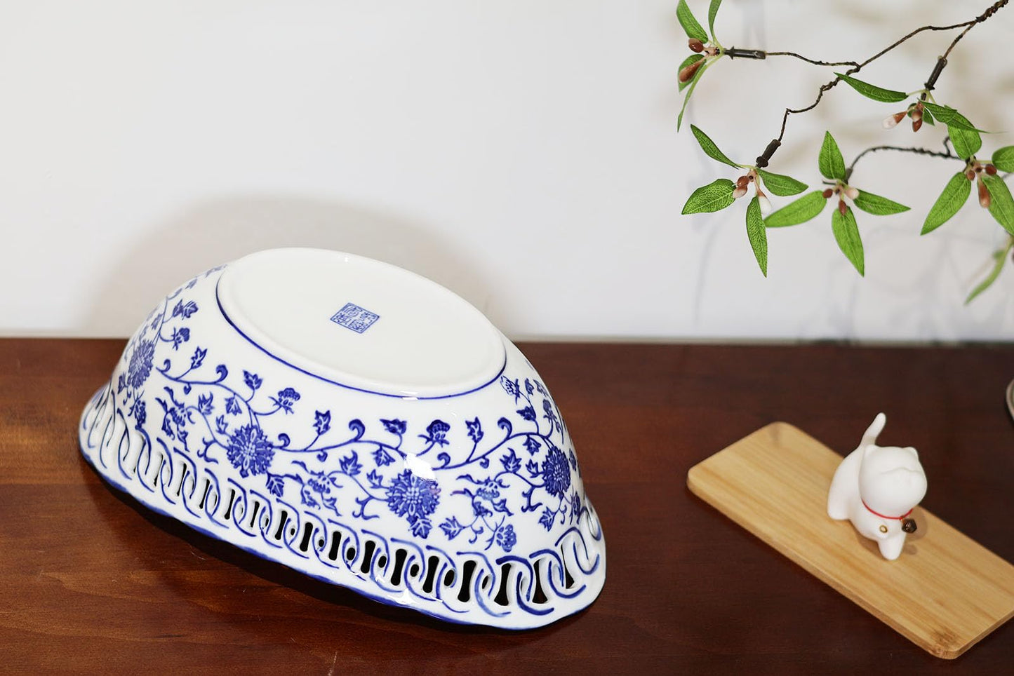 Aimusego Blue and White Porcelain Fruit Bowl, Hand Painted Floral Retro Hollow Ceramic Fruit Tray Plate Dish, Colander, Chinoiserie Oval Decorative Candy Serving Basket for Housewarming