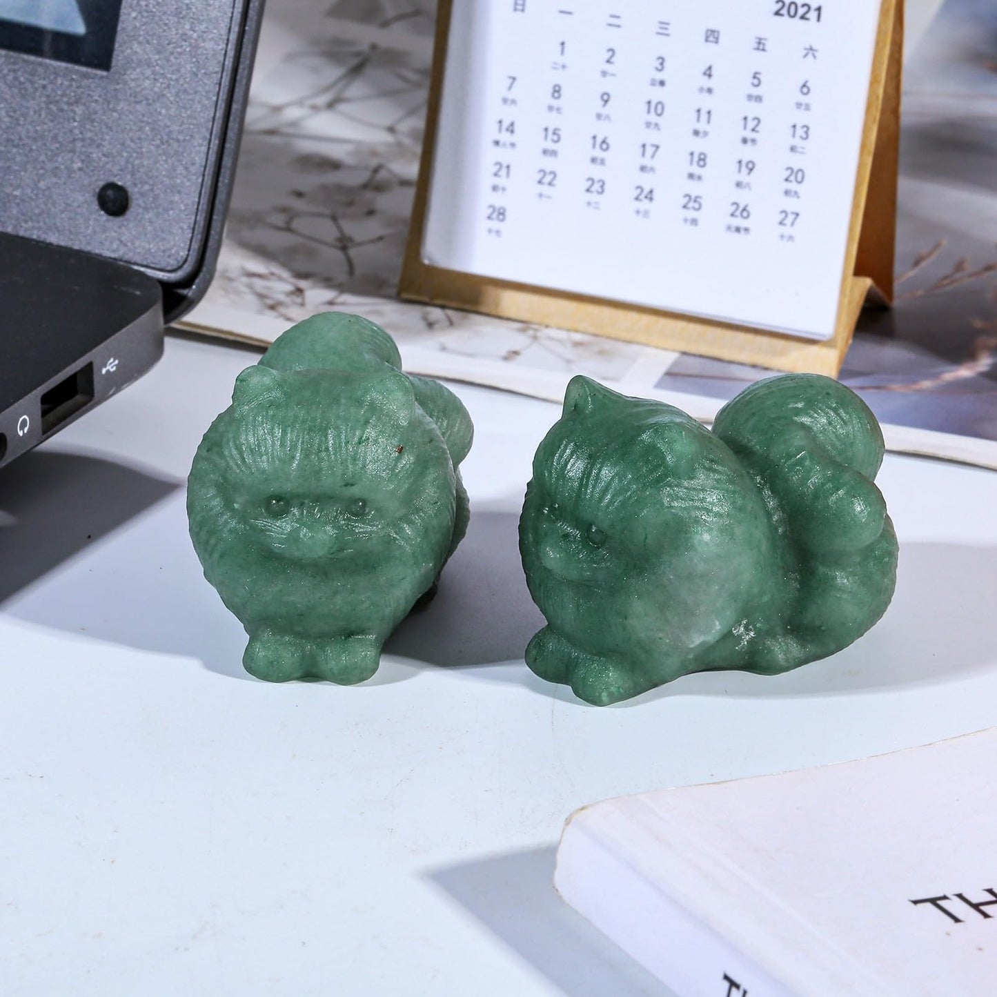Nupuyai Cute Cat Statue for Home Office Decor, Handcarved Green Aventurine Crystal Figurine Stone Sculpture Gift for Cat Lover