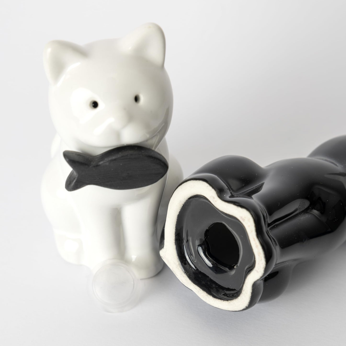Fisura - Original salt and pepper shaker "cat". Salt and pepper set for the table in the shape of a cat. Set of ceramic salt and pepper shakers. 2 pieces. 1,97 x 3,54