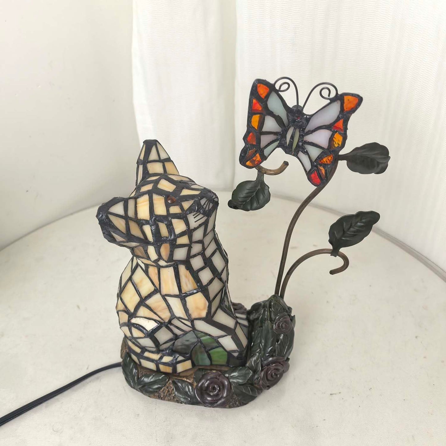 Bieye L10891 Tiffany-Style Stained Glass Cat Accent Table Lamp - Adorable Orange Cat Watching a Butterfly - 10-Inch Tall