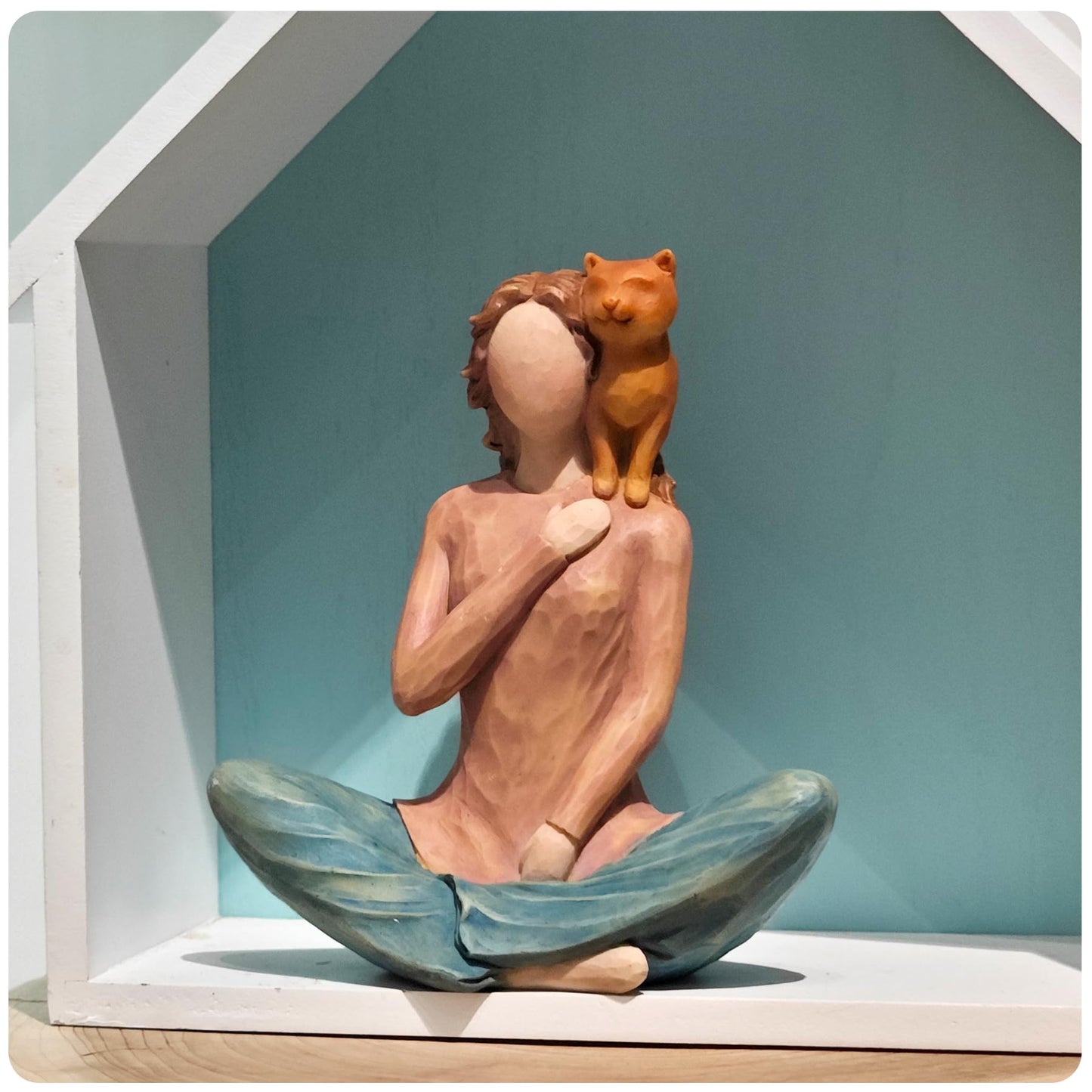 LIFESEEK Woman with Cat on Shoulder Figurine - Resin Hand-Painted Pet Lover Statue, Cozy Home Decor Sculpture for Cat Lovers, for Pet Owners