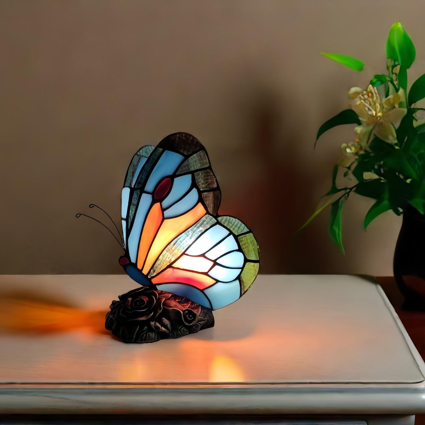 Aotmkj Tiffany Style Bedside Table Lamp Blue Butterfly Rose Nightstand Lamps Stained Glass Shade Home Decor Office Desk Lamp 。