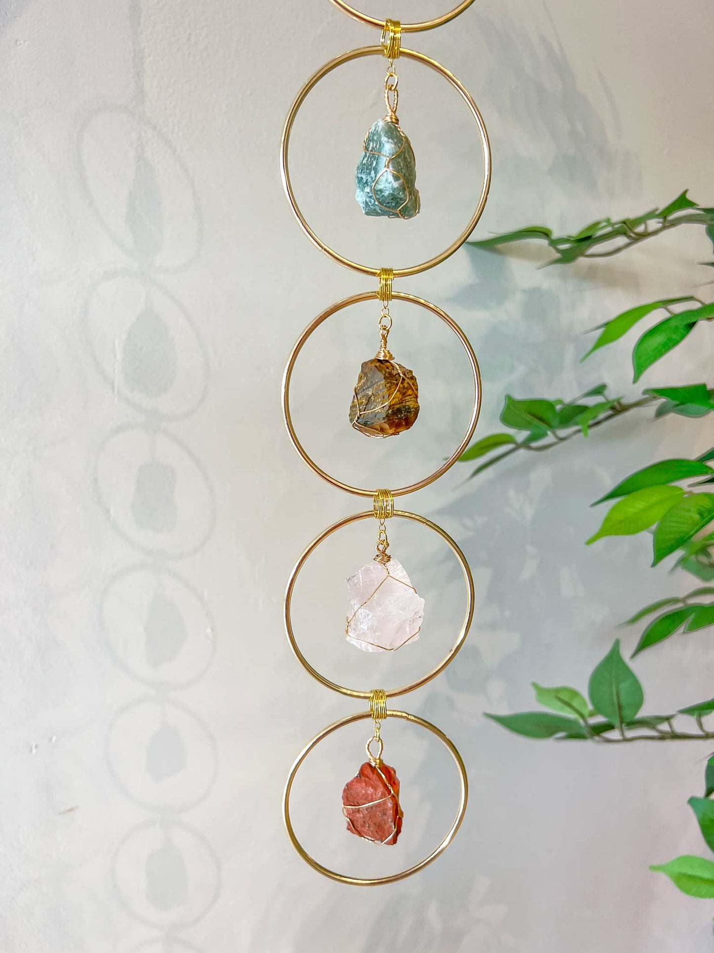 Pozbee 7 Chakra Crystal Hanging Ornament, Unique, Spiritual Boho Wall Decor, Raw Chakra Stones Amethyst Suncatcher, Rose Quartz Healing Crystal (Gold)