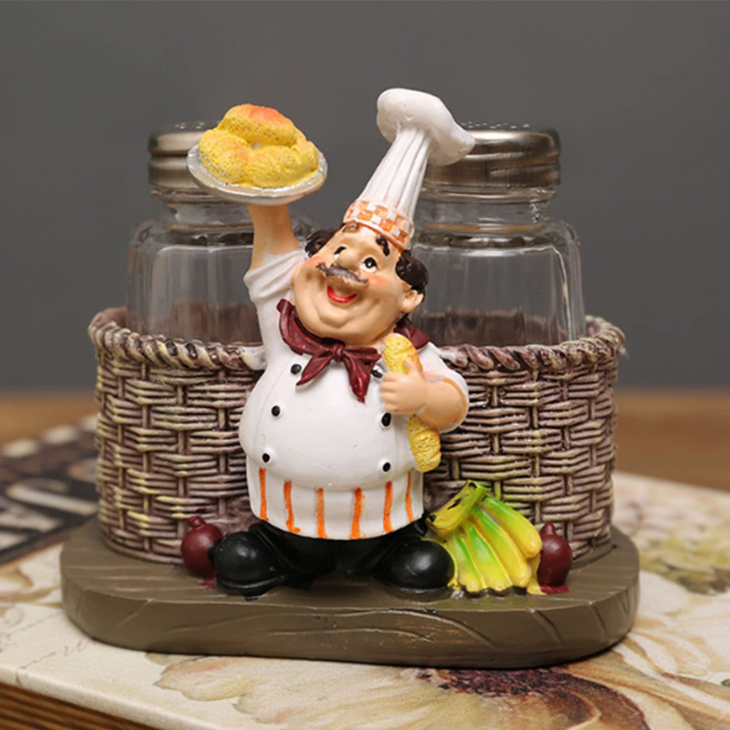 Salt and Pepper Shaker Sets, 2Pcs Shaker Spice Bottle with French Chef Sculpture Decoration Sitting Chef Decorative Statue Spice Organizer for Kitchen