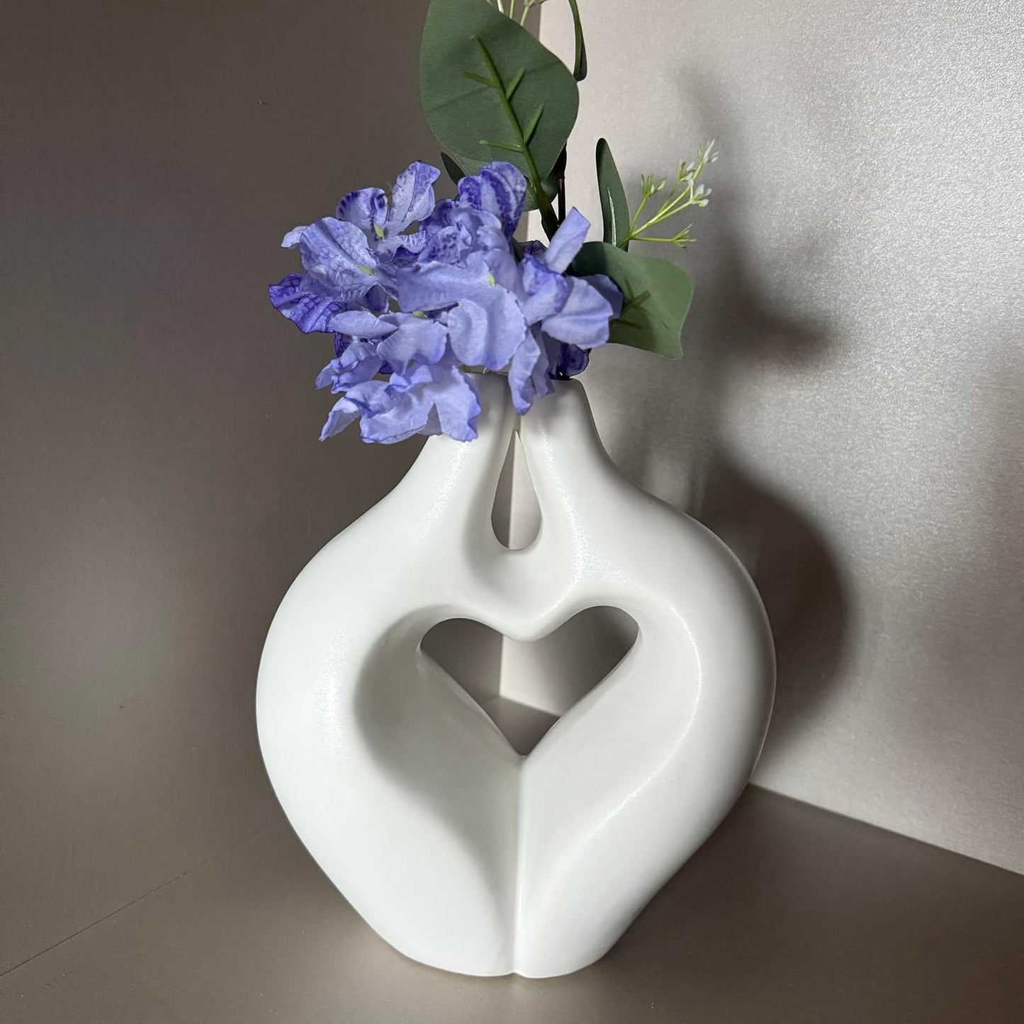 Modern Heart Shaped Ceramic Vase for Flowers, White Decorative Couple Love Statue Design, Hugging Sculpture Coffee Table Home Decor (White)