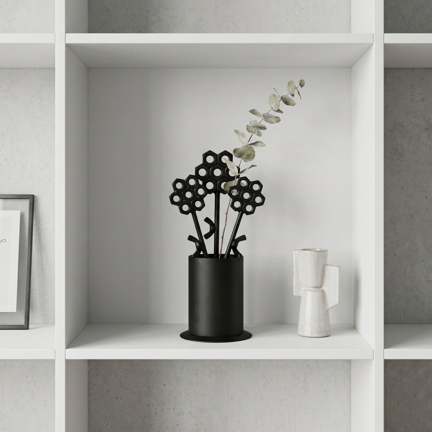 Zckjnoi Black Metal Sculpture Vase with Iron Flowers Metal Art Black Vase Decor for Living Room Decor Dining Room Decor Black and White Bathroom Decor Office Art Metal Sculptures Home Decor