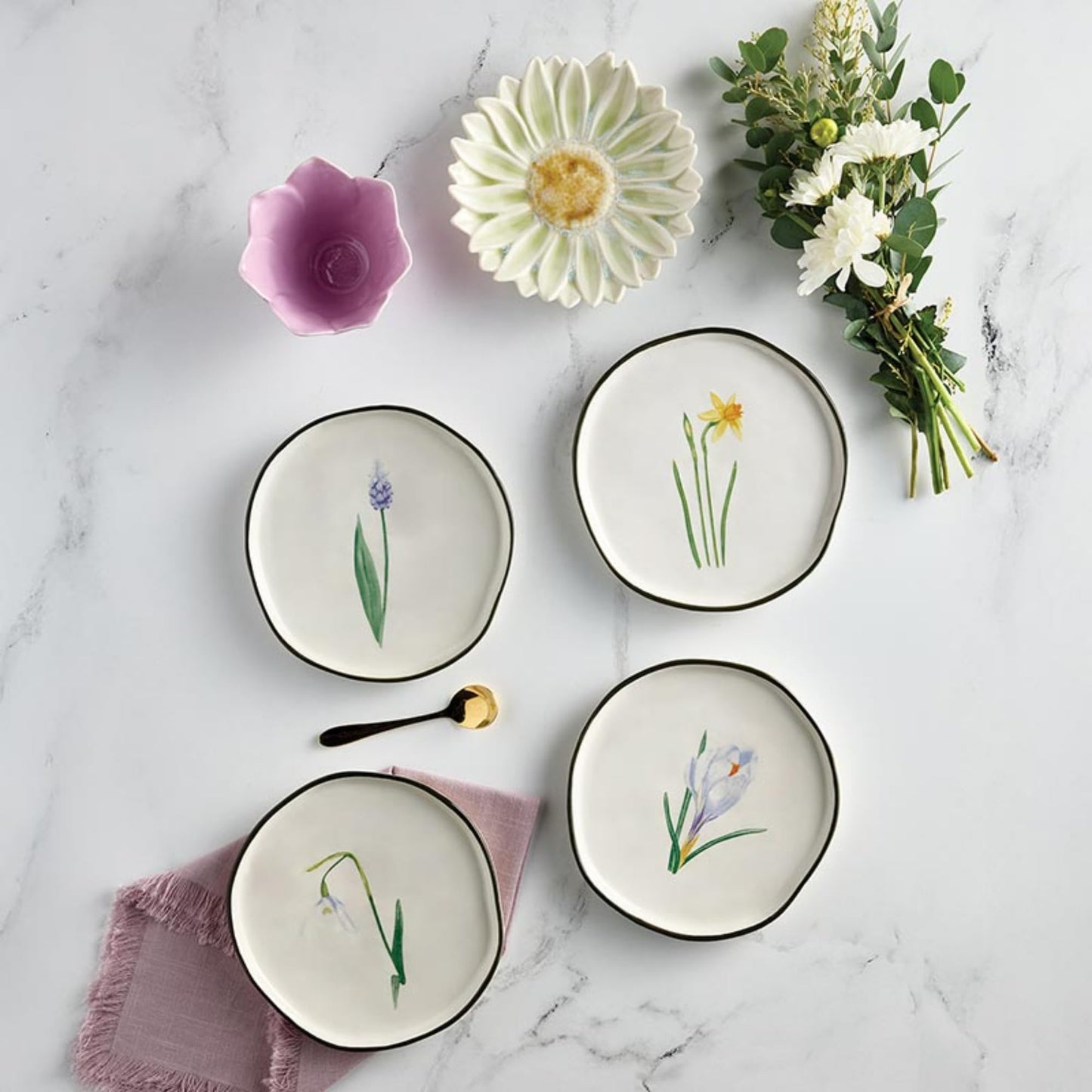 47th & Main Decorative Trinket Tray Flower Shaped Glazed Stoneware Dish for Home Décor, 6" Diameter x 1" Deep, Gerbera Daisy