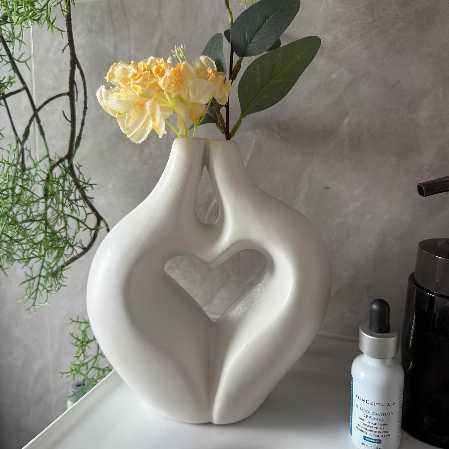Modern Heart Shaped Ceramic Vase for Flowers, White Decorative Couple Love Statue Design, Hugging Sculpture Coffee Table Home Decor (White)
