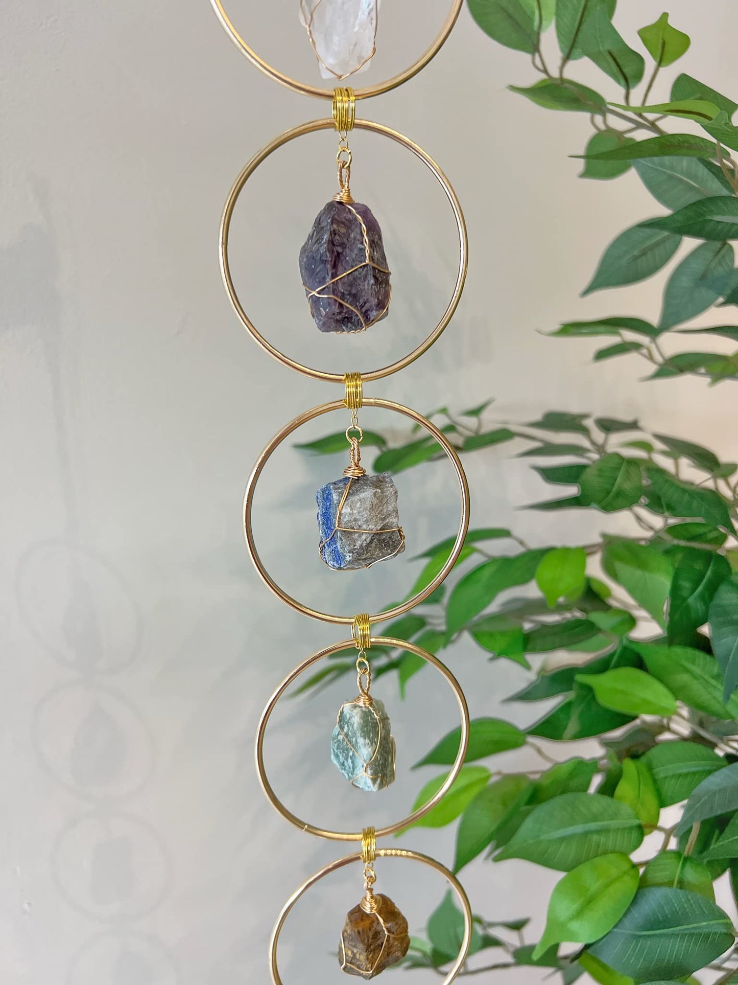 Pozbee 7 Chakra Crystal Hanging Ornament, Unique, Spiritual Boho Wall Decor, Raw Chakra Stones Amethyst Suncatcher, Rose Quartz Healing Crystal (Gold)