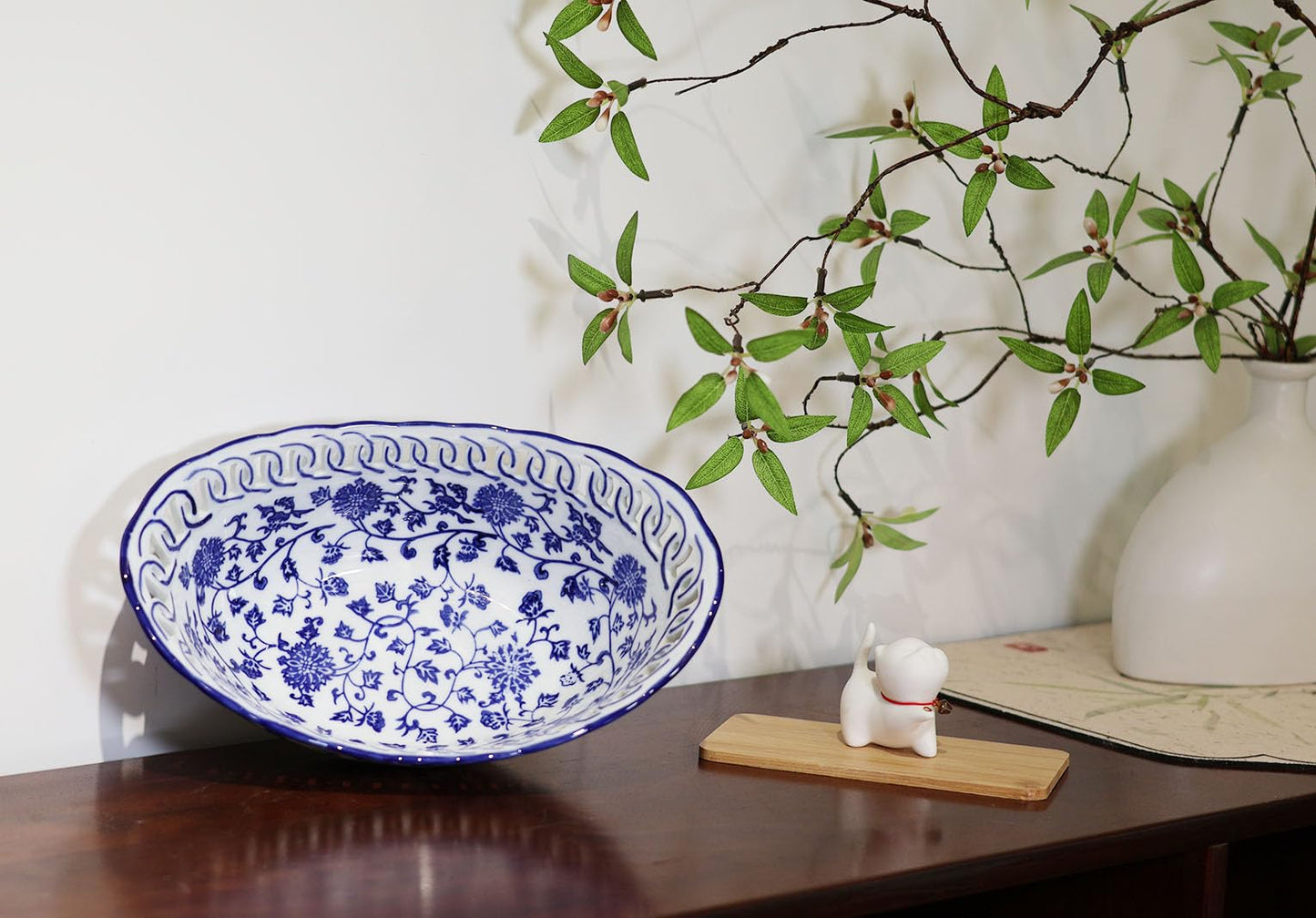 Aimusego Blue and White Porcelain Fruit Bowl, Hand Painted Floral Retro Hollow Ceramic Fruit Tray Plate Dish, Colander, Chinoiserie Oval Decorative Candy Serving Basket for Housewarming