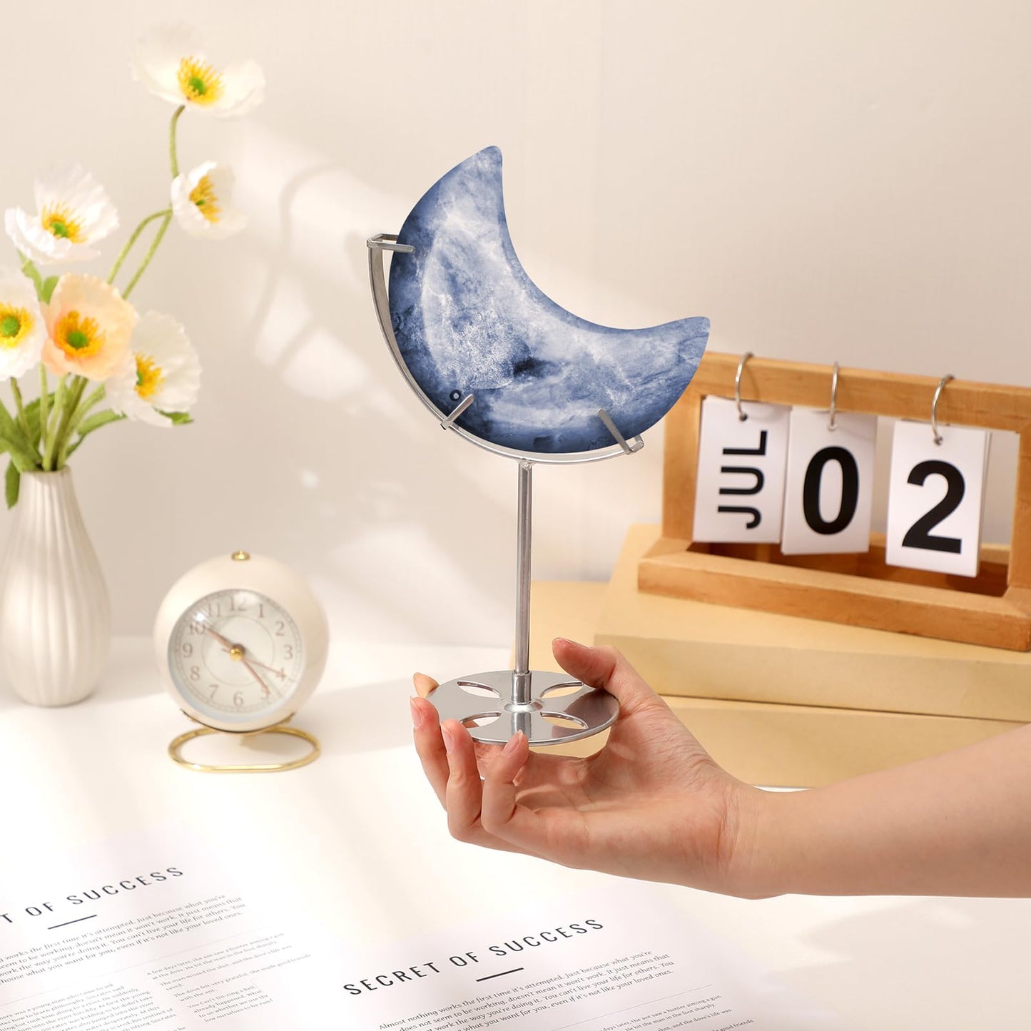 Moxweyeni 2 Pcs Crystal Moon Stand Adjustable Metal Crystal Display Holder Moon Shaped Small Display Easel Stands for Gemstones Geodes Mineral Agate Home Office Decor