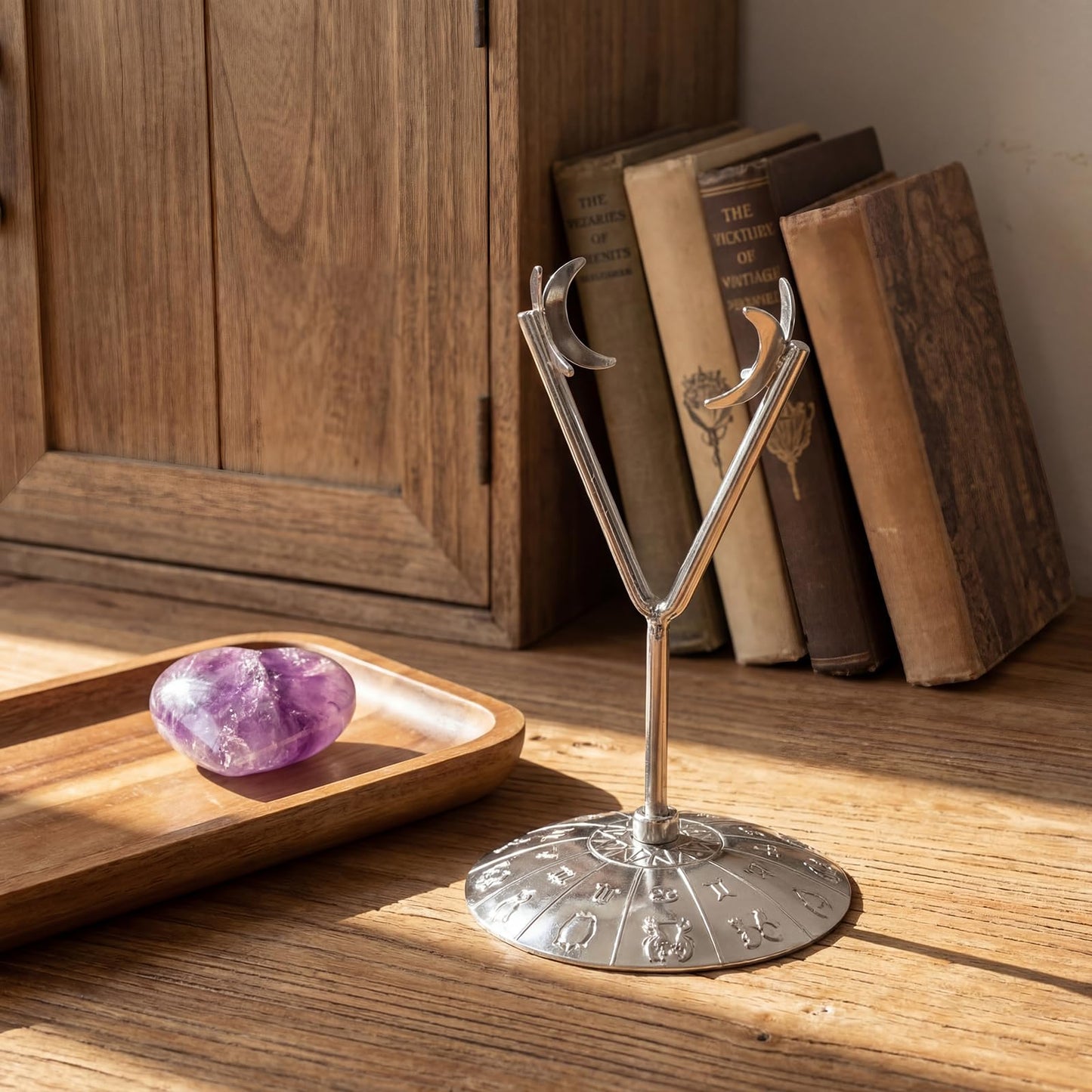 Otoolling Silver 2 Pcs Heart Shape Metal Display Stand Adjustable Silver Rock Display Holder for Gemstones Minerals Agate Slabs Plates Seashell Sphere Crystal Ball Eggs Collectibles