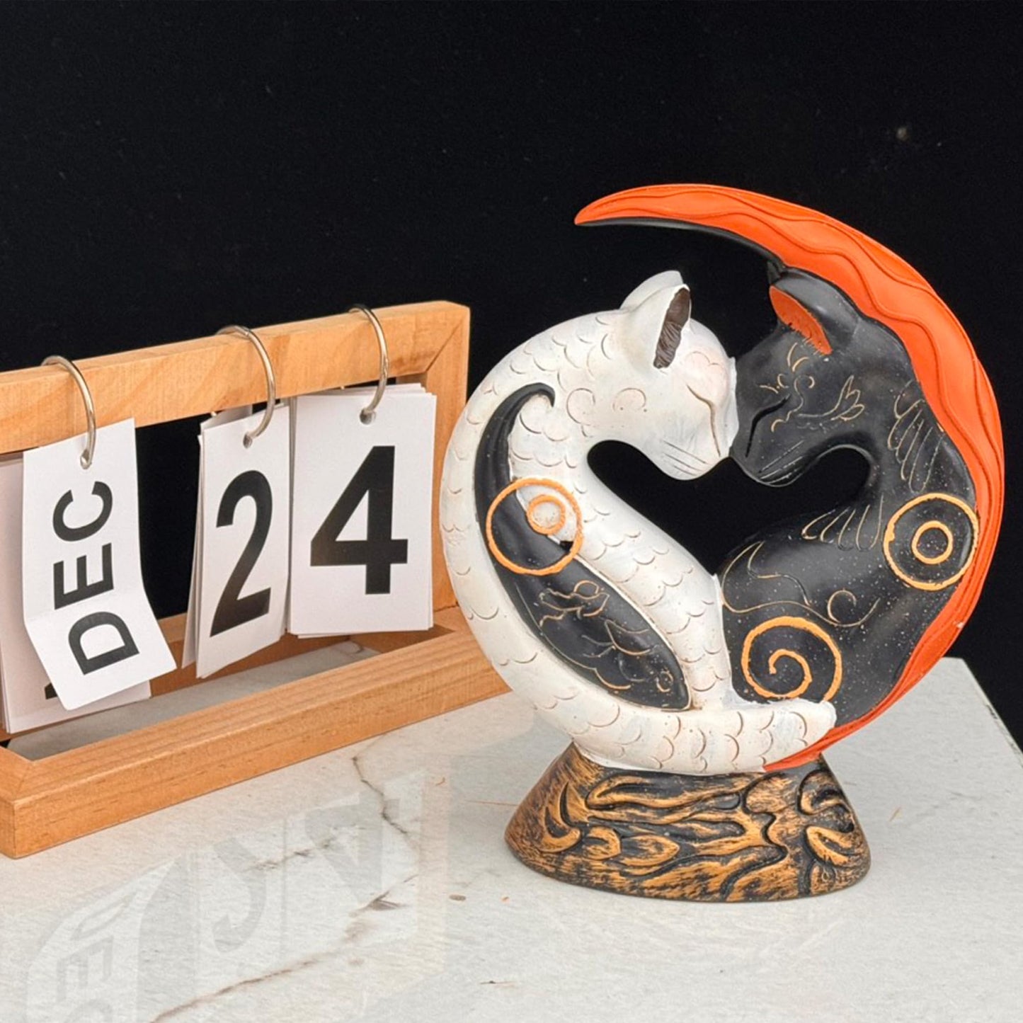 JNMYHM Black and White Cat Yin Yang Art Desk Decors for Home Office Decoration, Unique Resin Statue Desktop Decoration, Gifts for Women Men Cats Lover