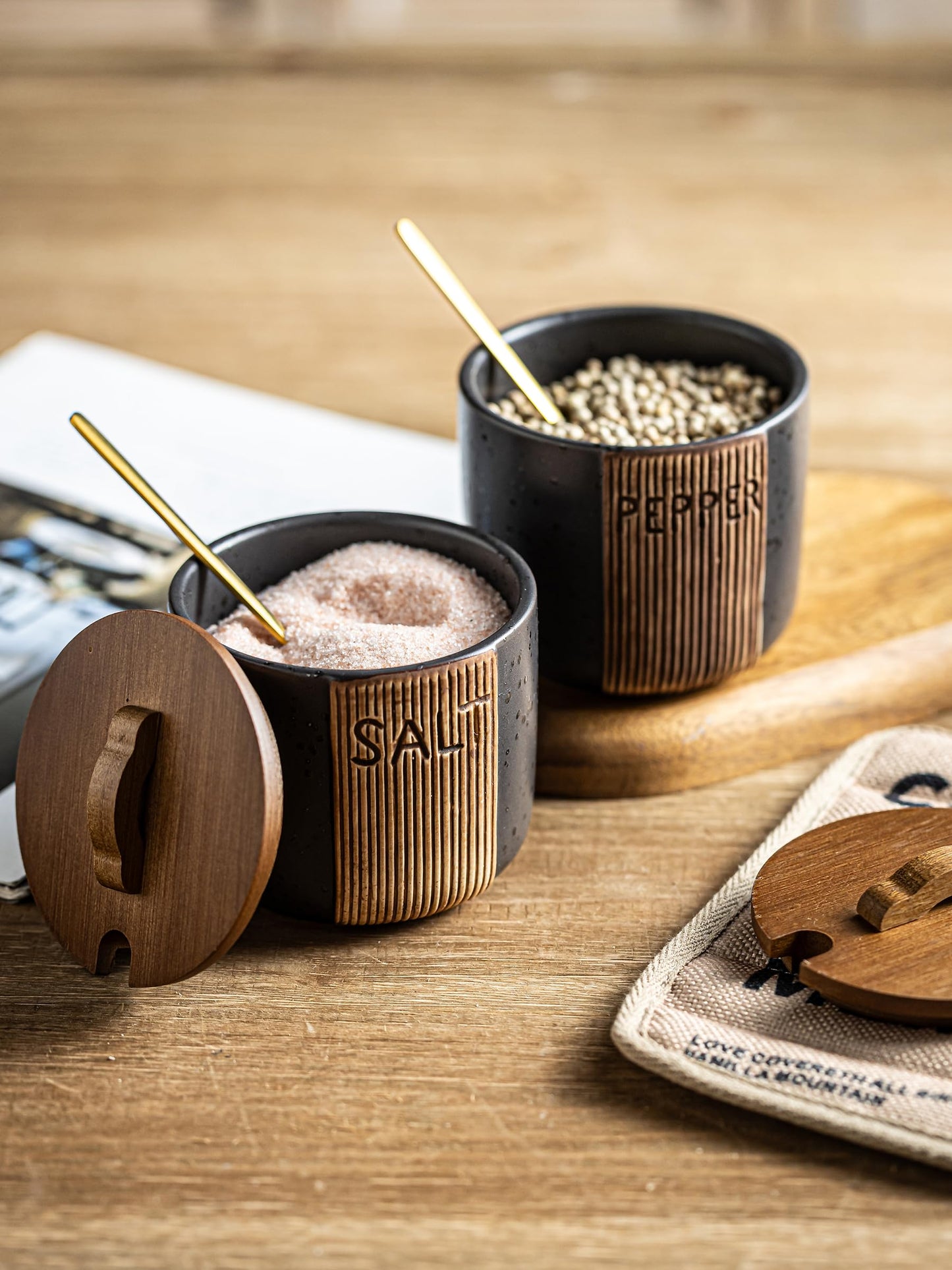 YHOJOY Salt and Pepper Bowl, Ceramic Salt Containers for Countertop, Salt and Pepper Cellar with Lid and Spoons, Black