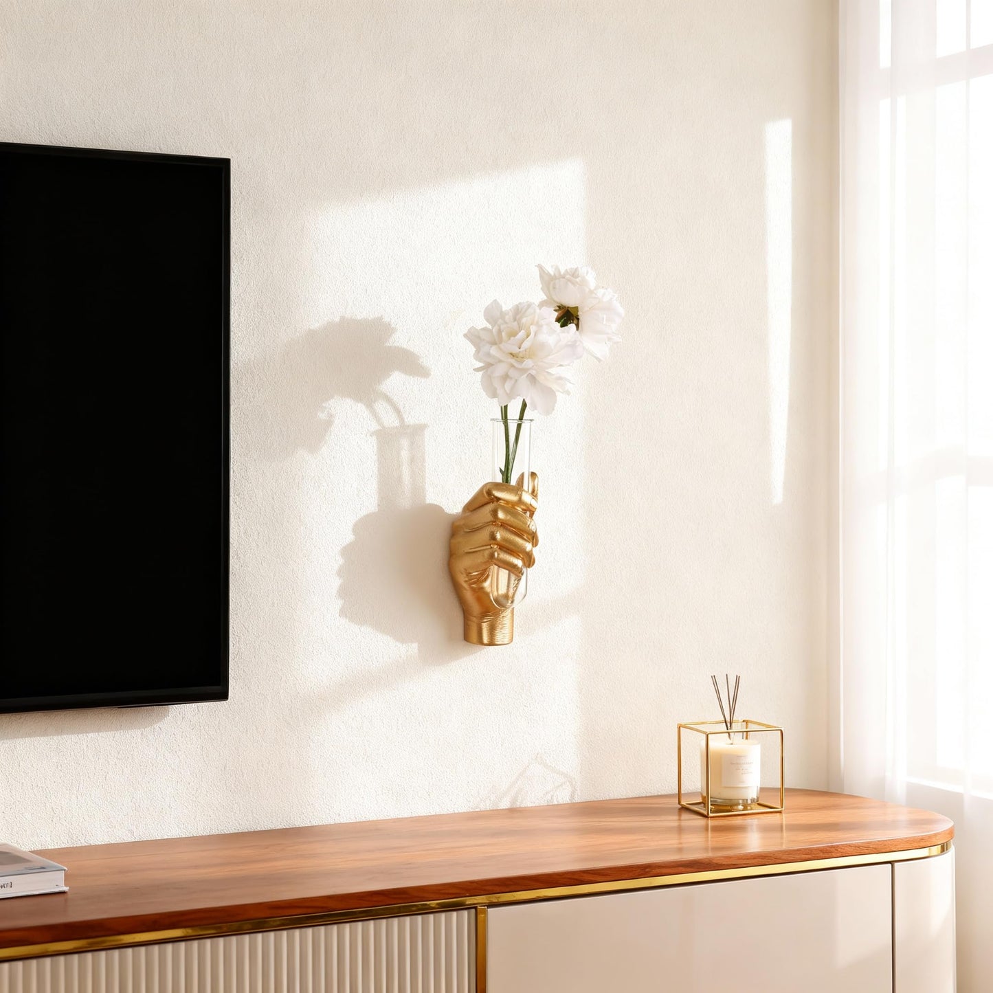 Gold Hand-Shaped Wall-Mounted Vase, Modern Creative Art Vase, Unique Wall Decoration, Fashionable Home Decor, Suitable for Living Rooms, Bathrooms, Patios, Foyers, and Office Decor.