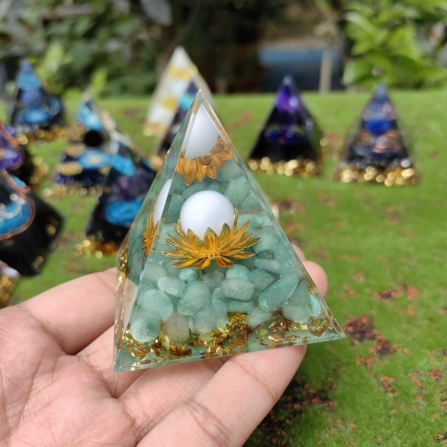 2pieces Random Orgone Pyramid for Positive Energy Stress Reduction Attracting Wealth and Luck Crystal Healing Home Decor Meditation Gift (Height：5cm,2pieces Random Pyramid)