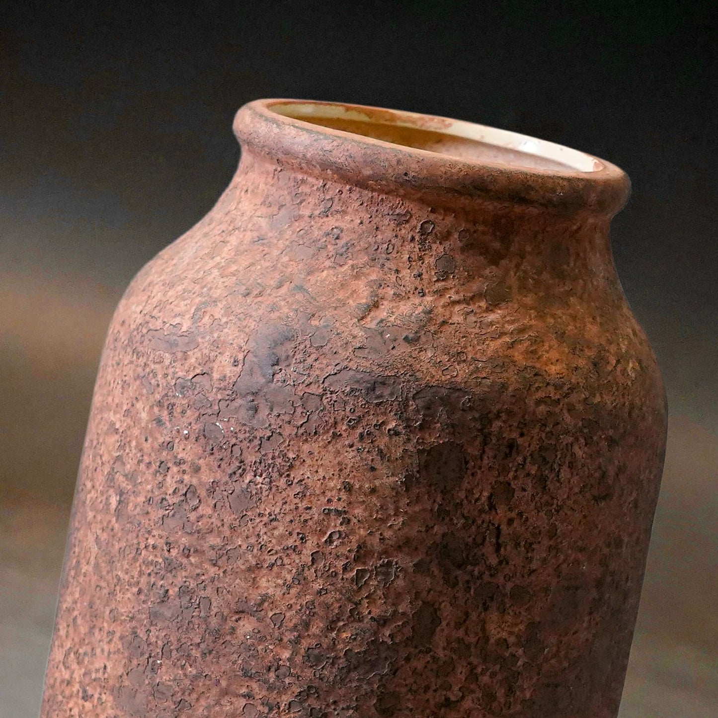 Wancetang Terracotta Farmhouse Vase, 9 Inch Rustic Ceramic Flower Vases for Home Decor, Pottery Decorative Vase for Living Room Shelf Mantle Entryway Fireplace Bathroom Centerpiece Brown