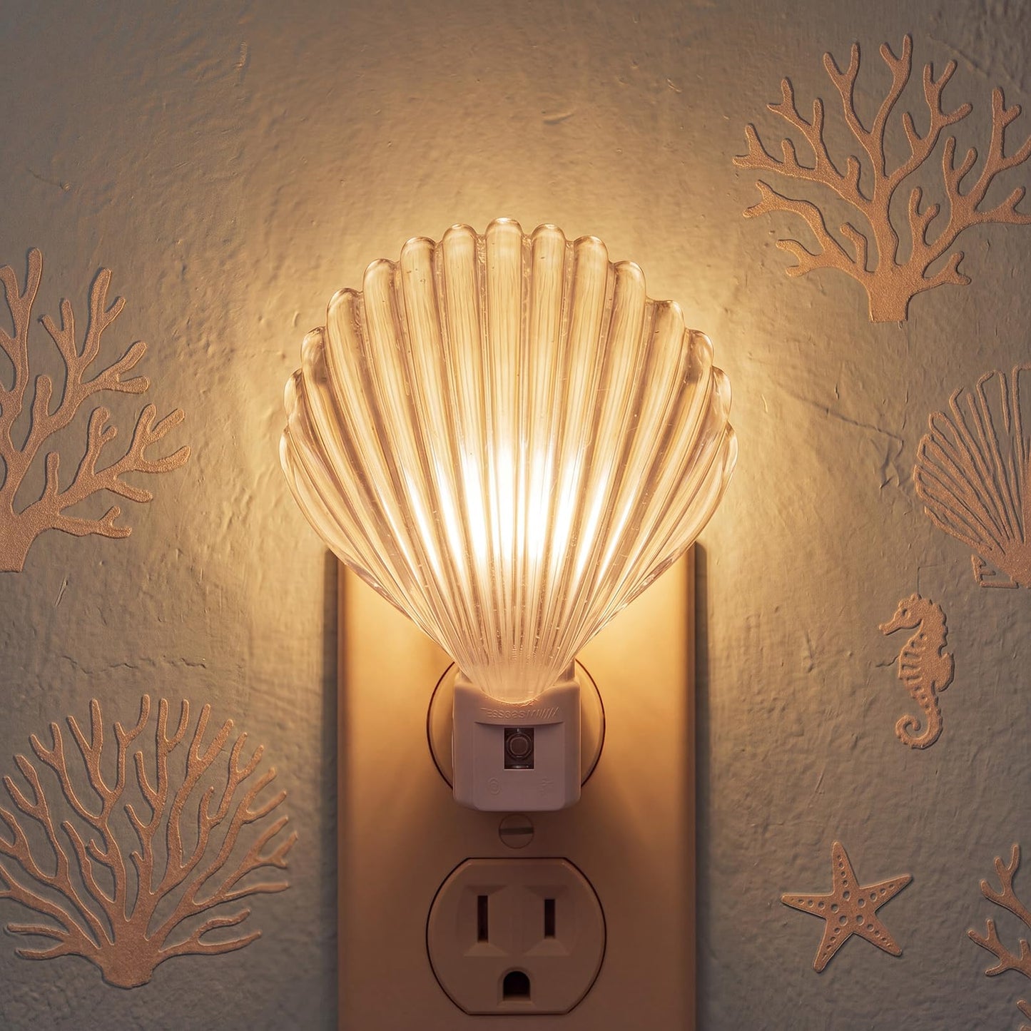 Ropoloogy 1 Pcs Coastal Night Light LED Night Lighting Plug into Wall with Light Sensor Sea Bathroom Decor Ocean Glass Rotating Nightlights White Soft Lighting for Home Hallway Bedroom (Seashell)
