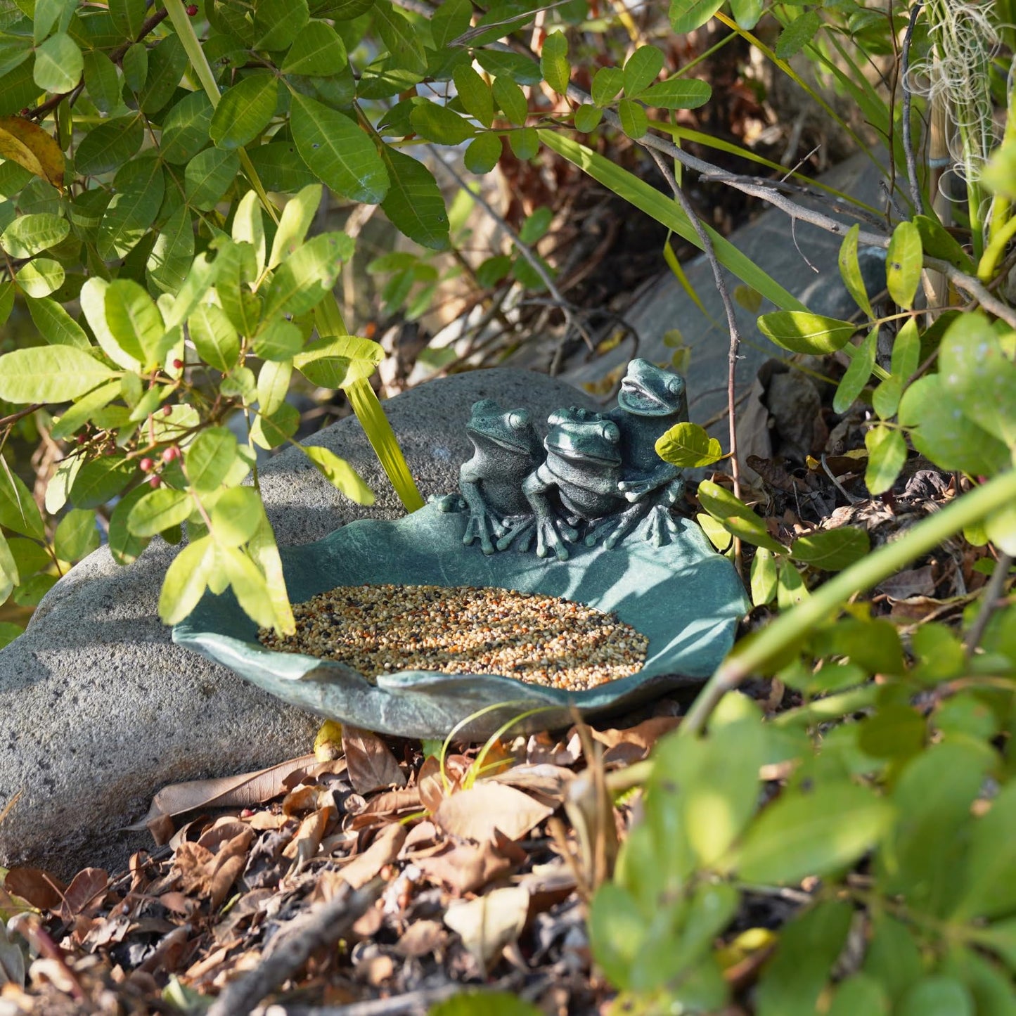 Wild Bird Feeder Birdbath Bowl - Garden Decorations Hummingbird Feeders Frogs on Leaf Bird Bath for Backyard Patio Outdoor Gifts for Frogs Lovers Mom Grandma Women 9.25*9.25*5 inch Newman House Studio