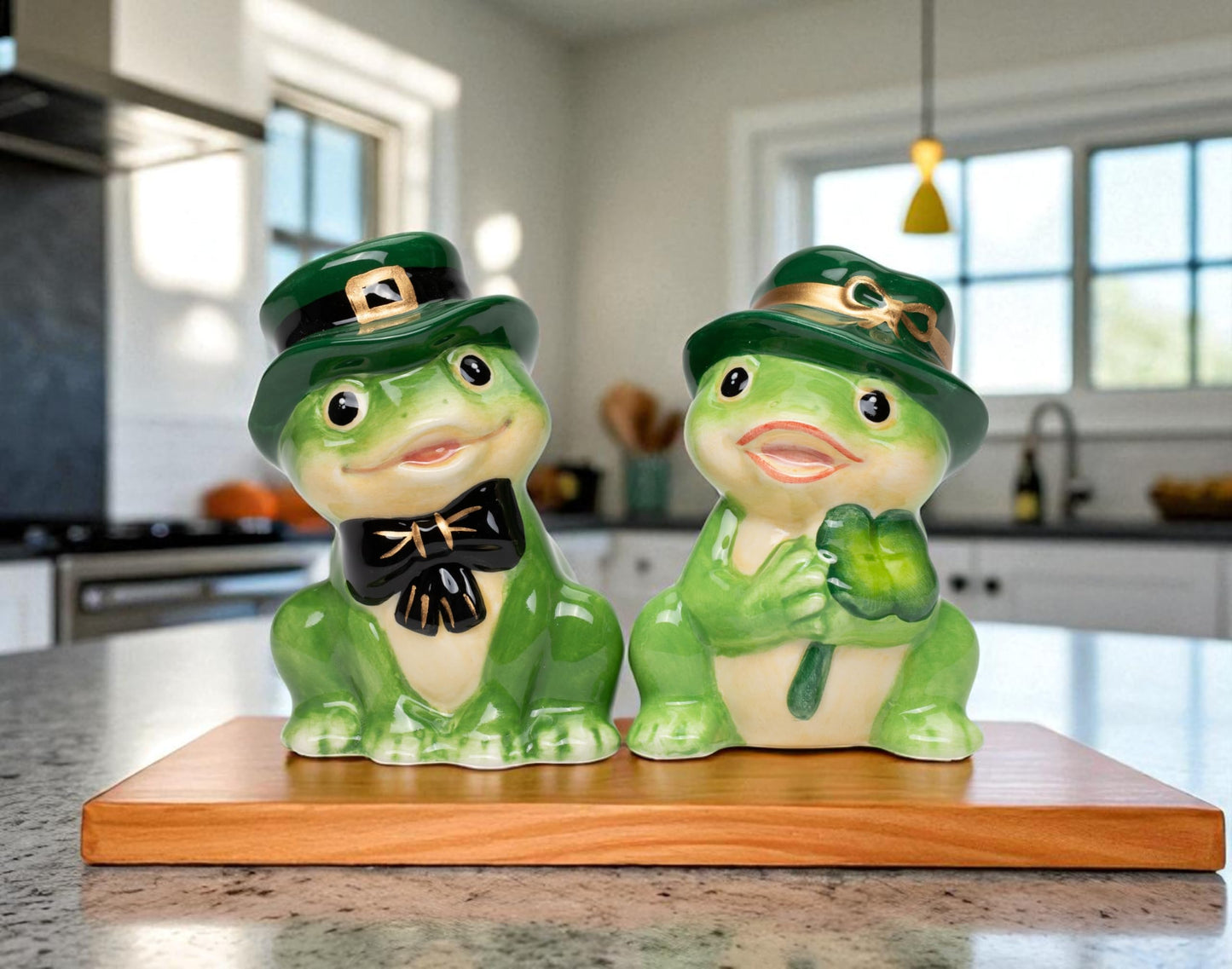 Fine Ceramic St Patrick St Paddy Frogs Couple Salt & Pepper Shakers, 3-1/8" H