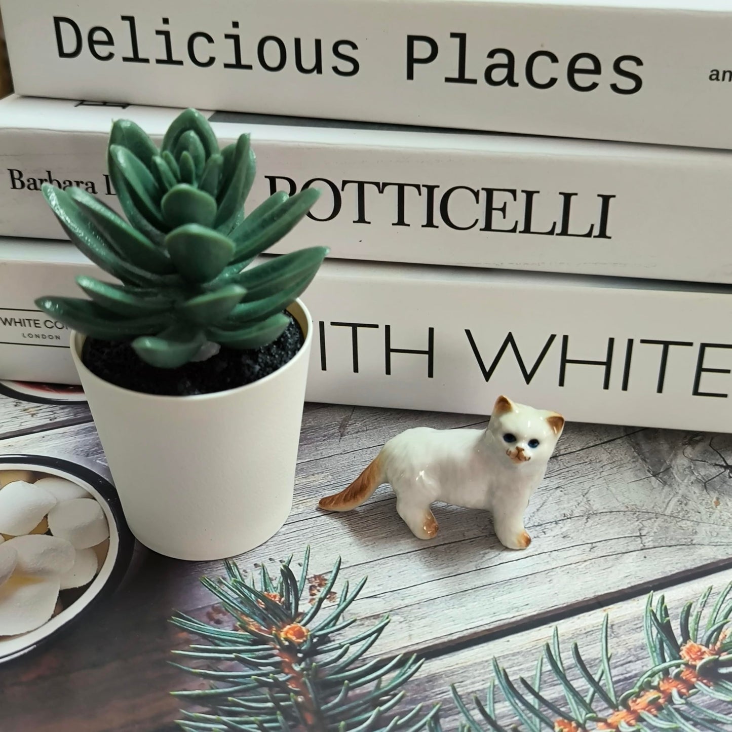ZOOCRAFT Ceramic Cat Figurine - White Persian Cat Collectible for Home Decor - Cat Gift Idea, Cat Mom Gifts, Cat Lover Gifts - Ceramic Cat Statue, 1.5" Tall