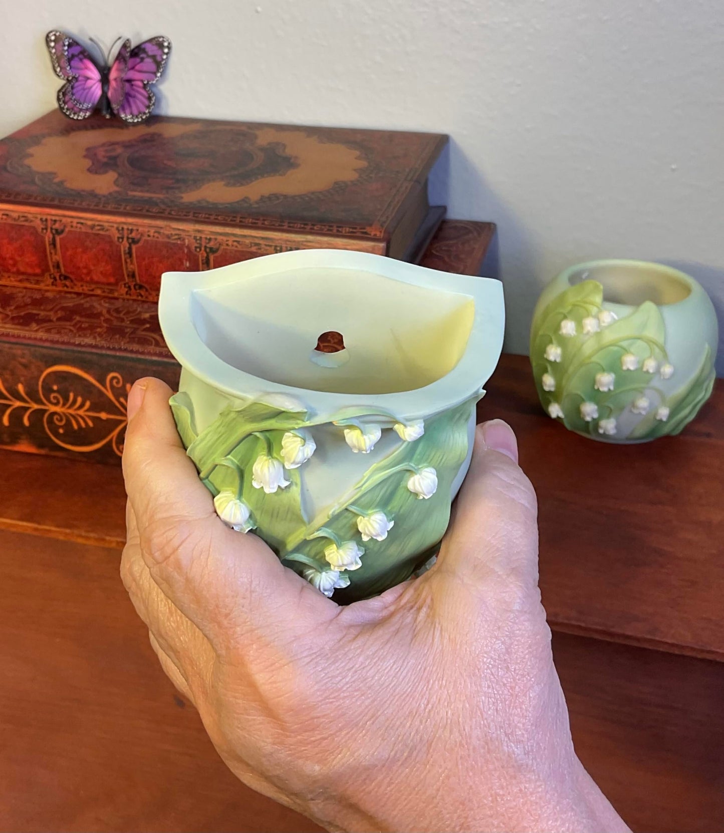 Lily of the Valley Wall Planter – Also Known as Mary’s Tears – Ibis and Orchid Designs – Hand Painted Bonded Marble – 7 x 3.5 Inches – Wall Pocket Floral Sculpture with Hanging Slot