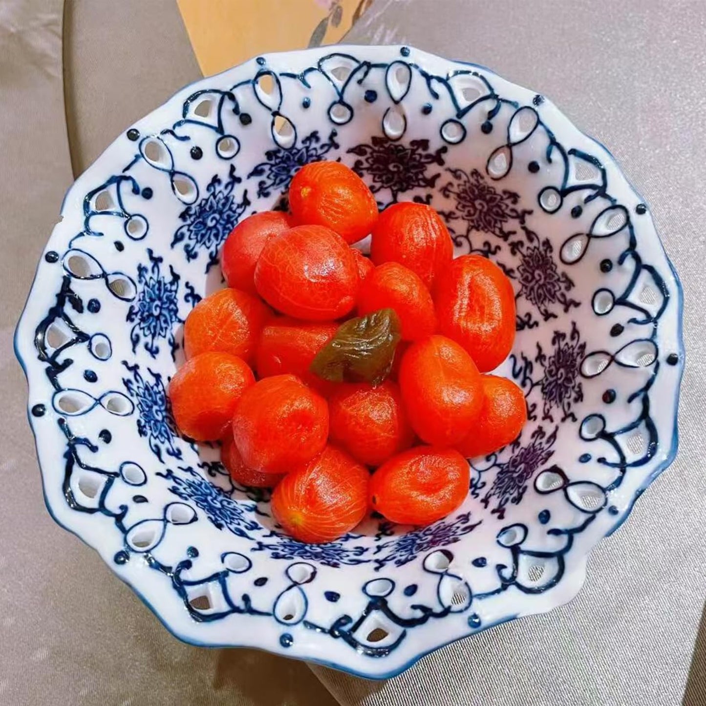 YYMayLsh Candy Bowl Ceramic Candy Serving Plate Blue and White Chinoiserie Decor Bowl with Foot for Living Dining Room (6.9in)