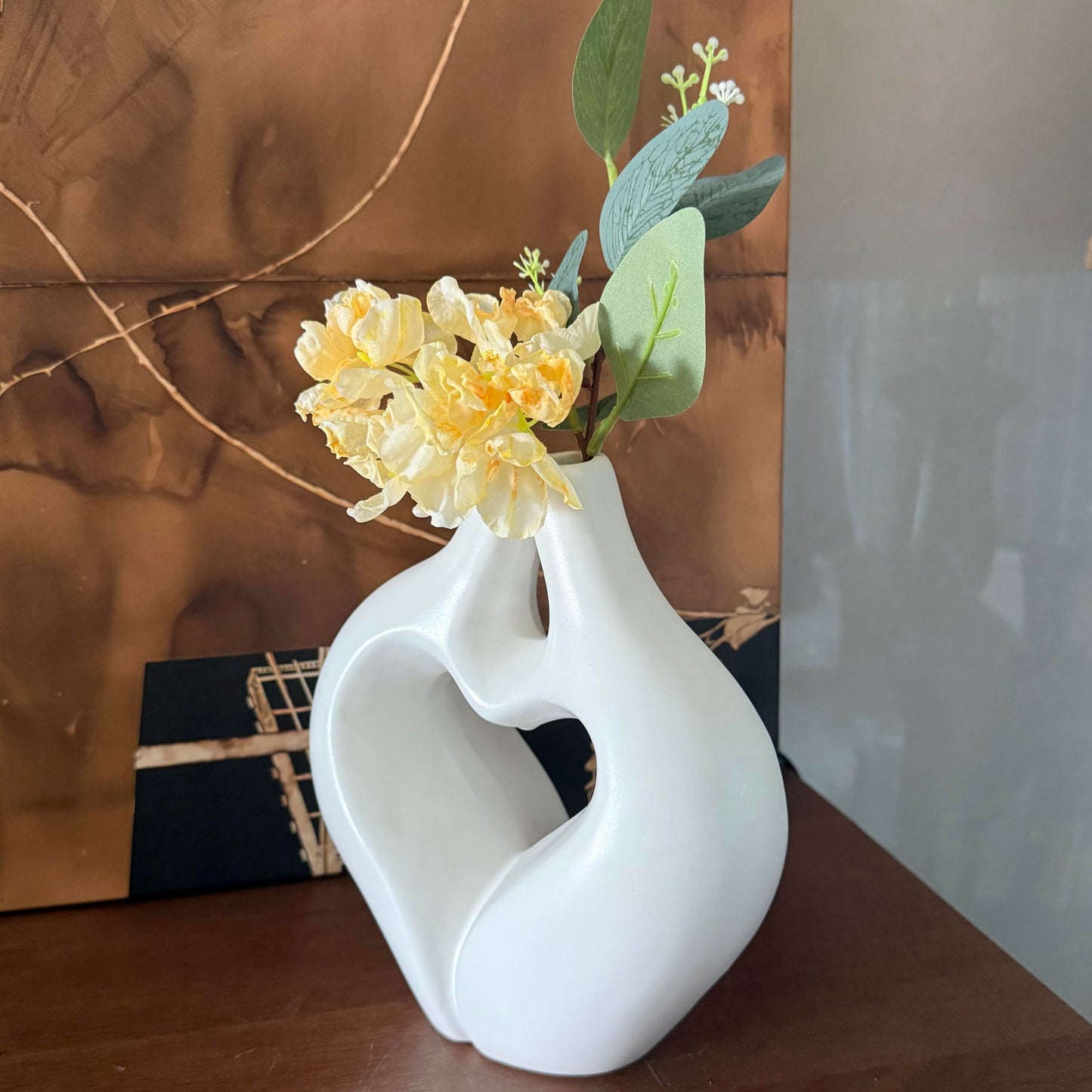 Modern Heart Shaped Ceramic Vase for Flowers, White Decorative Couple Love Statue Design, Hugging Sculpture Coffee Table Home Decor (White)