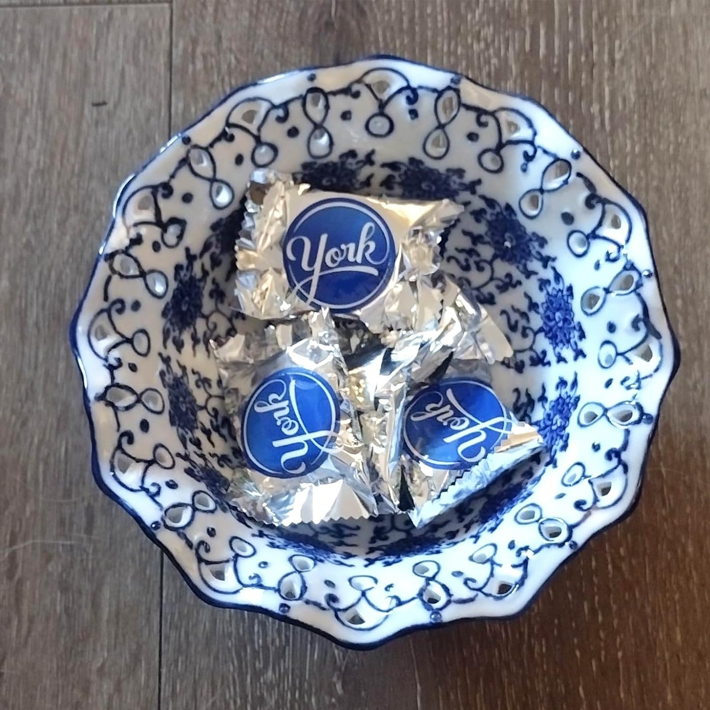 YYMayLsh Candy Bowl Ceramic Candy Serving Plate Blue and White Chinoiserie Decor Bowl with Foot for Living Dining Room (6.9in)