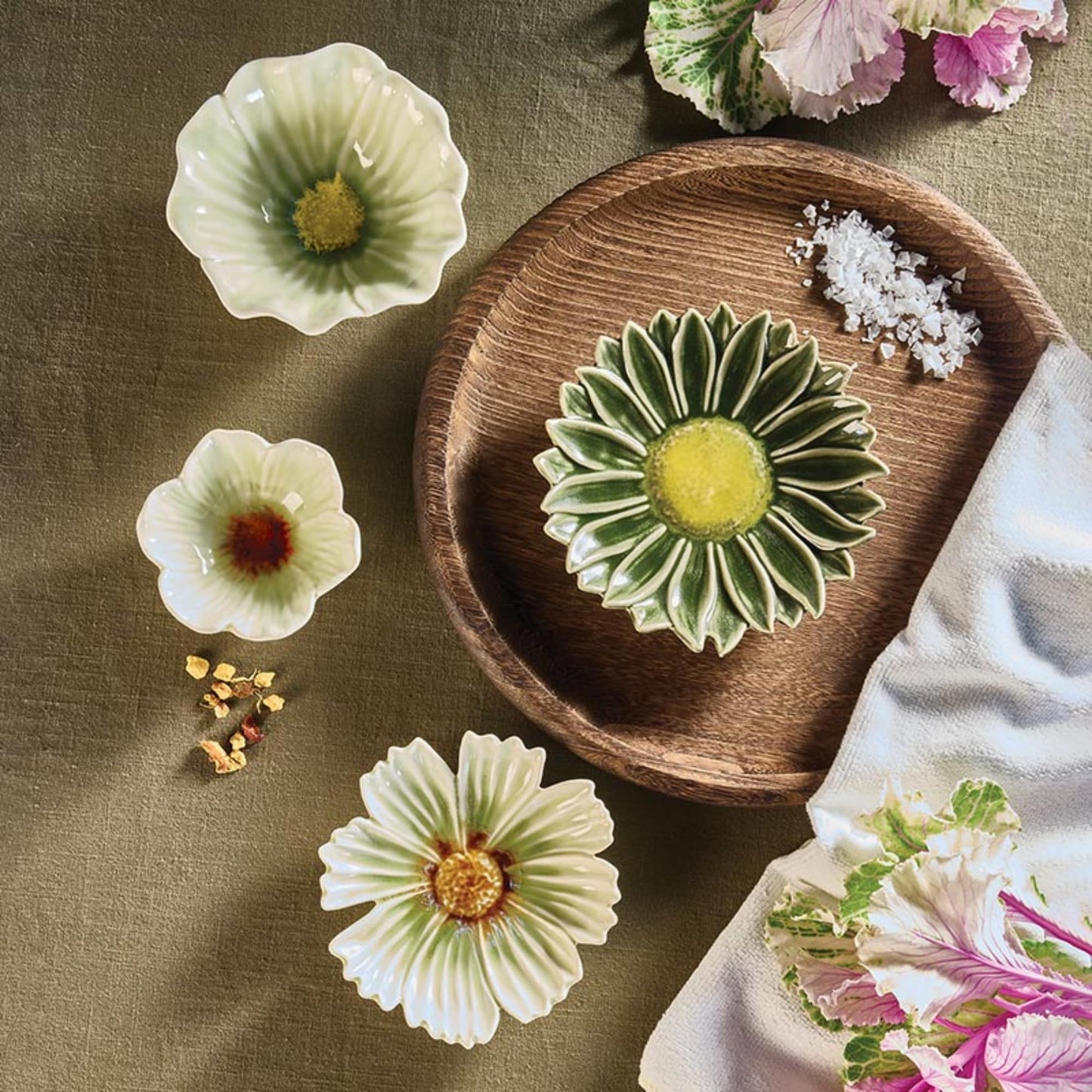47th & Main Decorative Trinket Tray Flower Shaped Glazed Stoneware Dish for Home Décor, 5.25" Diameter x 1.25" Deep, Daisy Delight