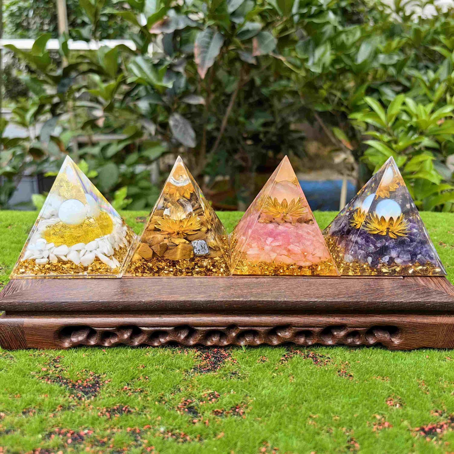2pieces Random Orgone Pyramid for Positive Energy Stress Reduction Attracting Wealth and Luck Crystal Healing Home Decor Meditation Gift (Height：5cm,2pieces Random Pyramid)