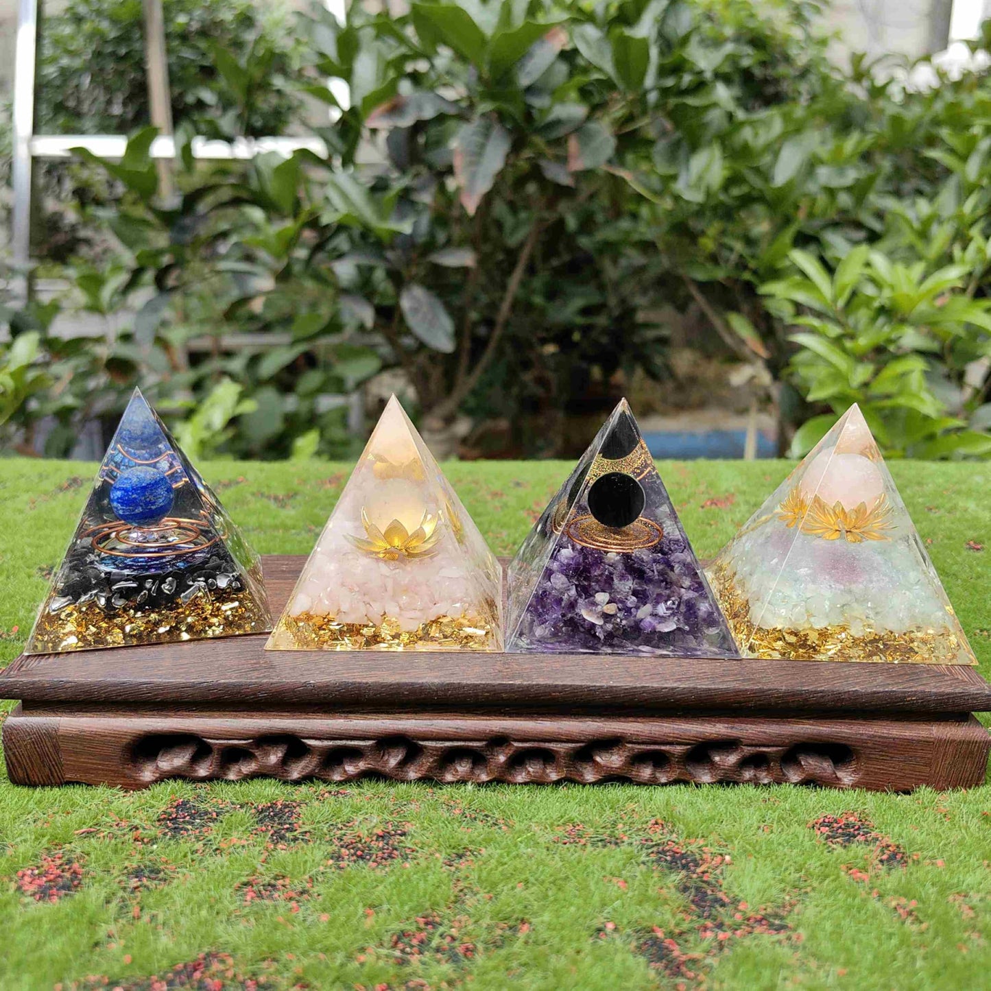 2pieces Random Orgone Pyramid for Positive Energy Stress Reduction Attracting Wealth and Luck Crystal Healing Home Decor Meditation Gift (Height：5cm,2pieces Random Pyramid)