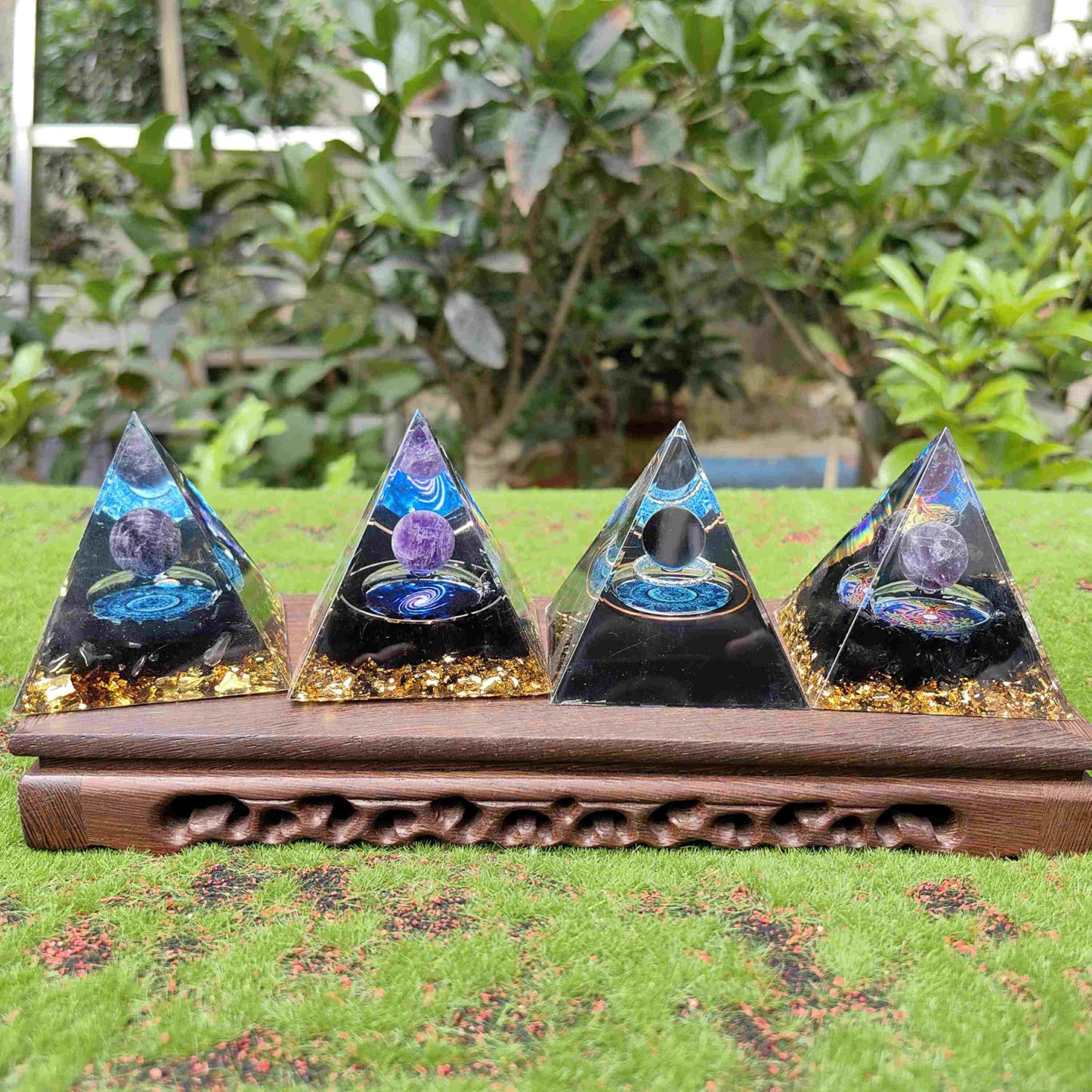 2pieces Random Orgone Pyramid for Positive Energy Stress Reduction Attracting Wealth and Luck Crystal Healing Home Decor Meditation Gift (Height：5cm,2pieces Random Pyramid)
