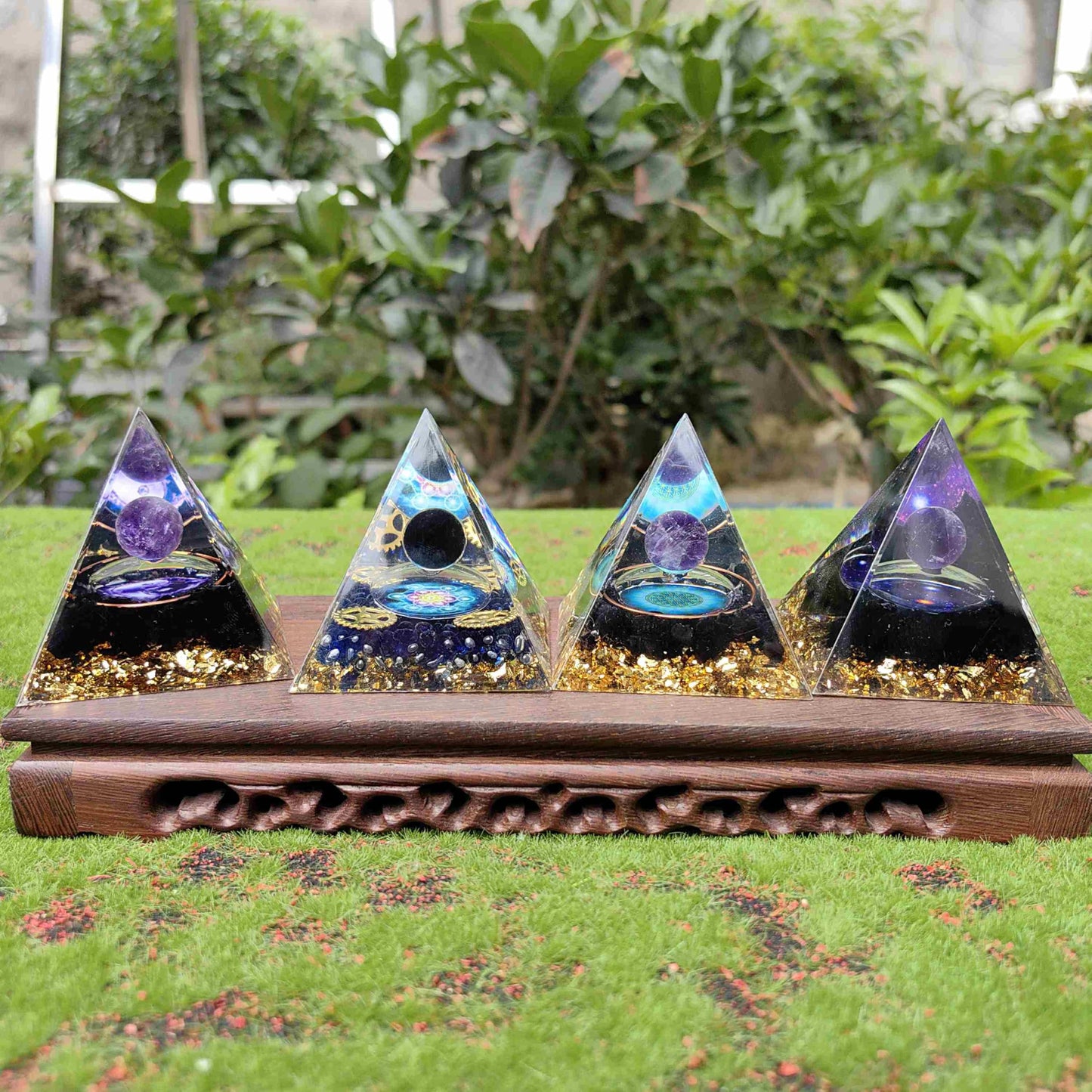 2pieces Random Orgone Pyramid for Positive Energy Stress Reduction Attracting Wealth and Luck Crystal Healing Home Decor Meditation Gift (Height：5cm,2pieces Random Pyramid)